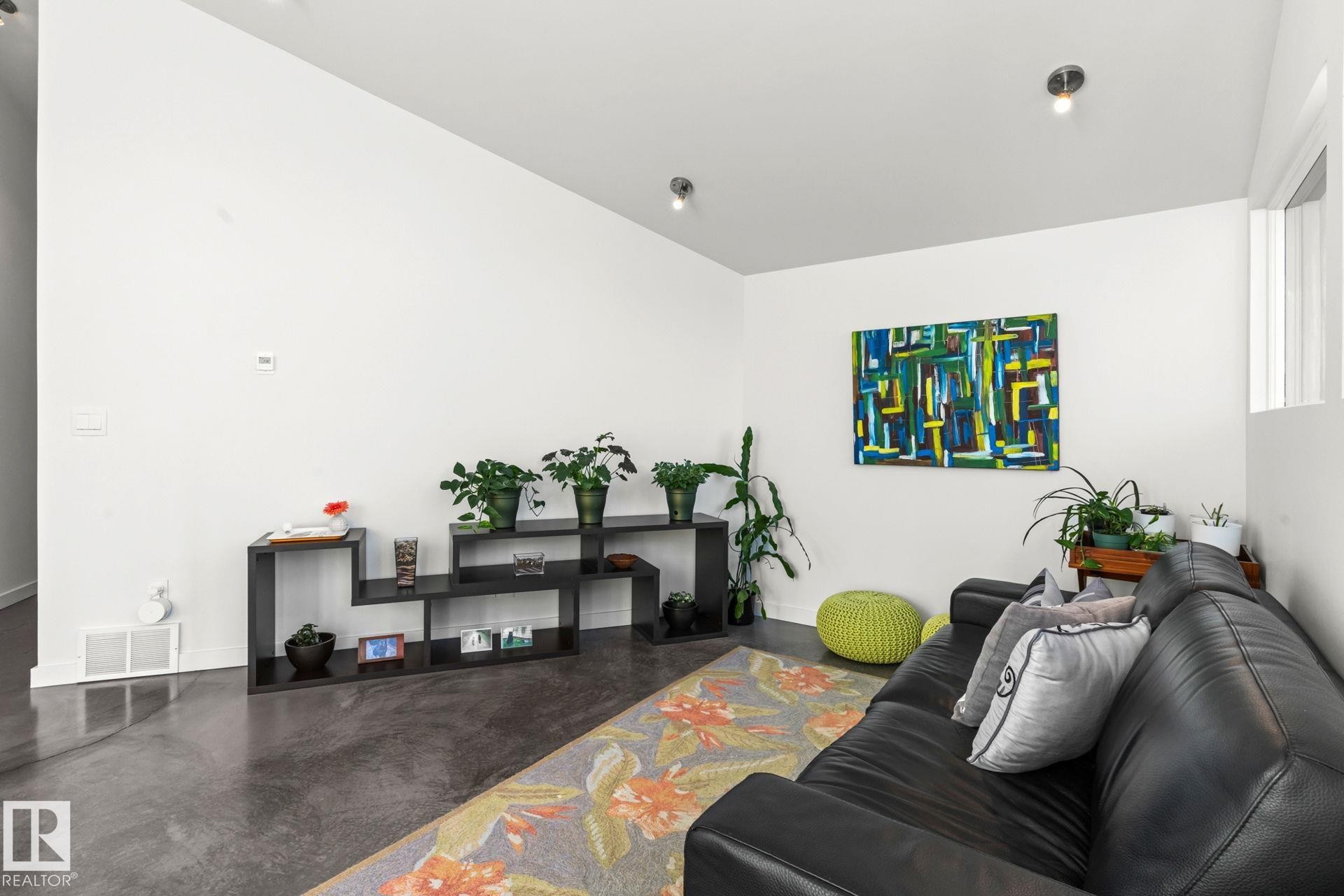 6428 Ada Boulevard Nw, Edmonton, AB - Indoor