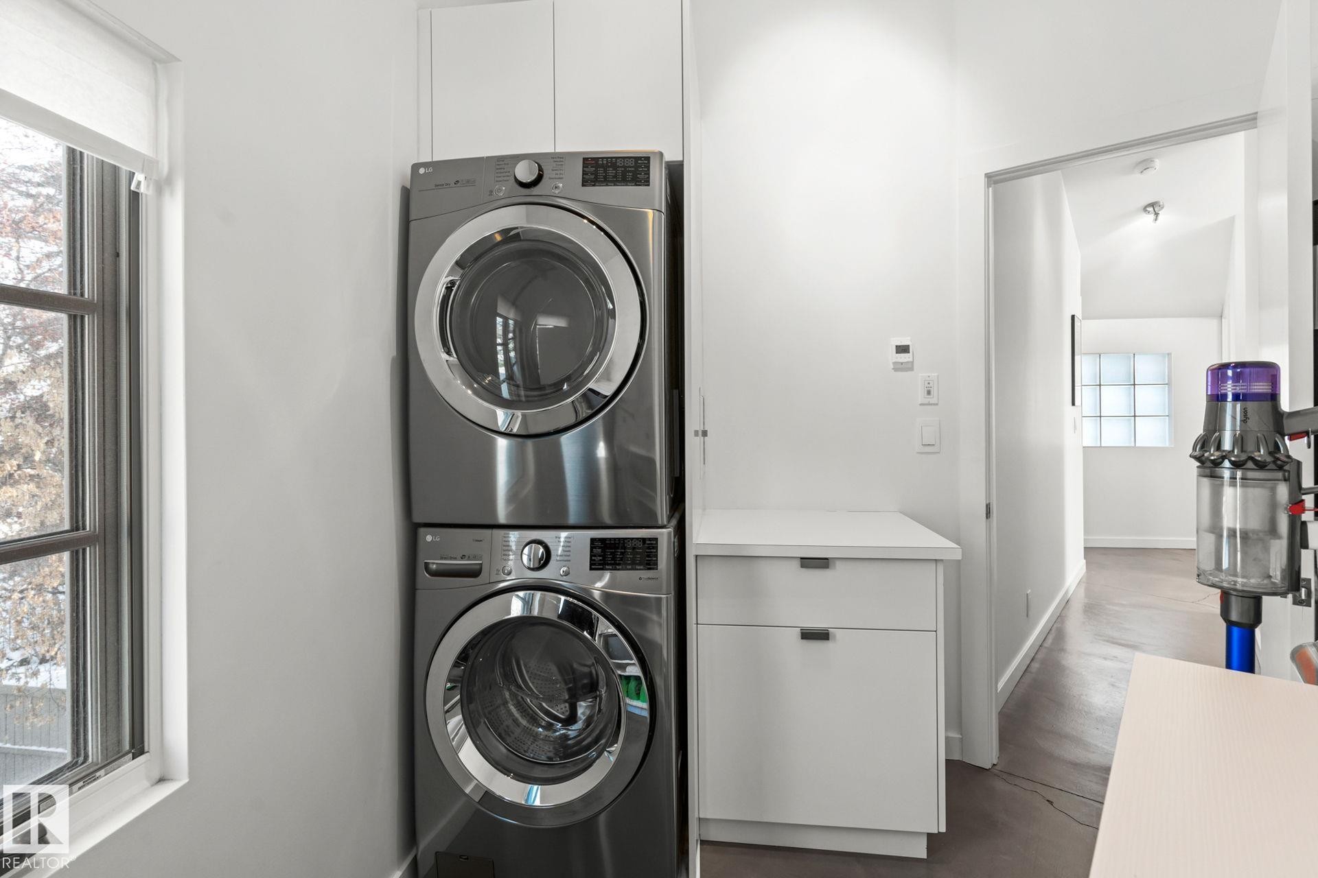 6428 Ada Boulevard Nw, Edmonton, AB - Indoor Photo Showing Laundry Room
