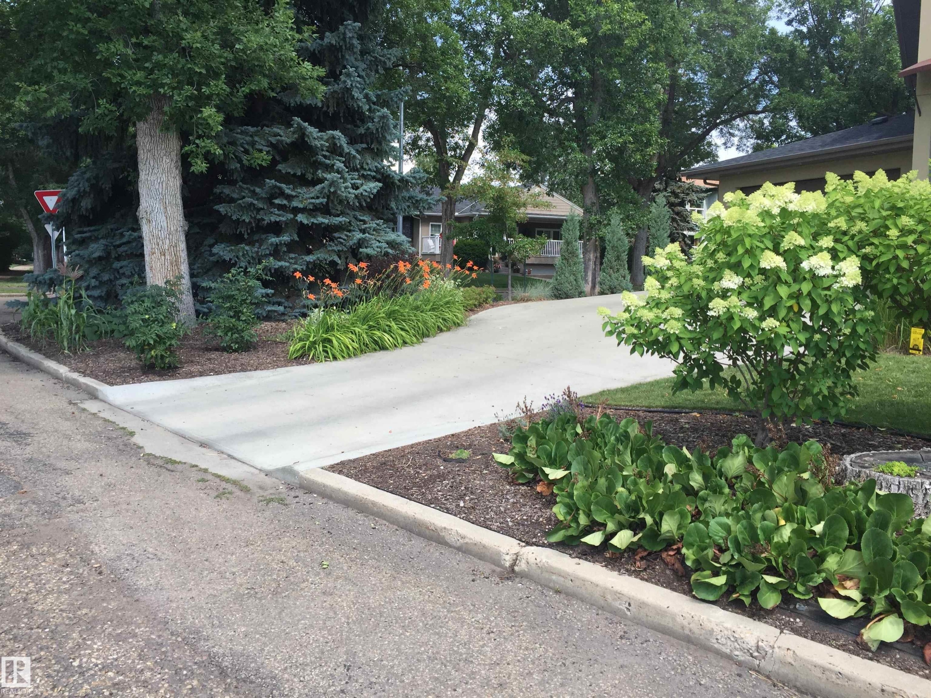 6428 Ada Boulevard Nw, Edmonton, AB - Outdoor