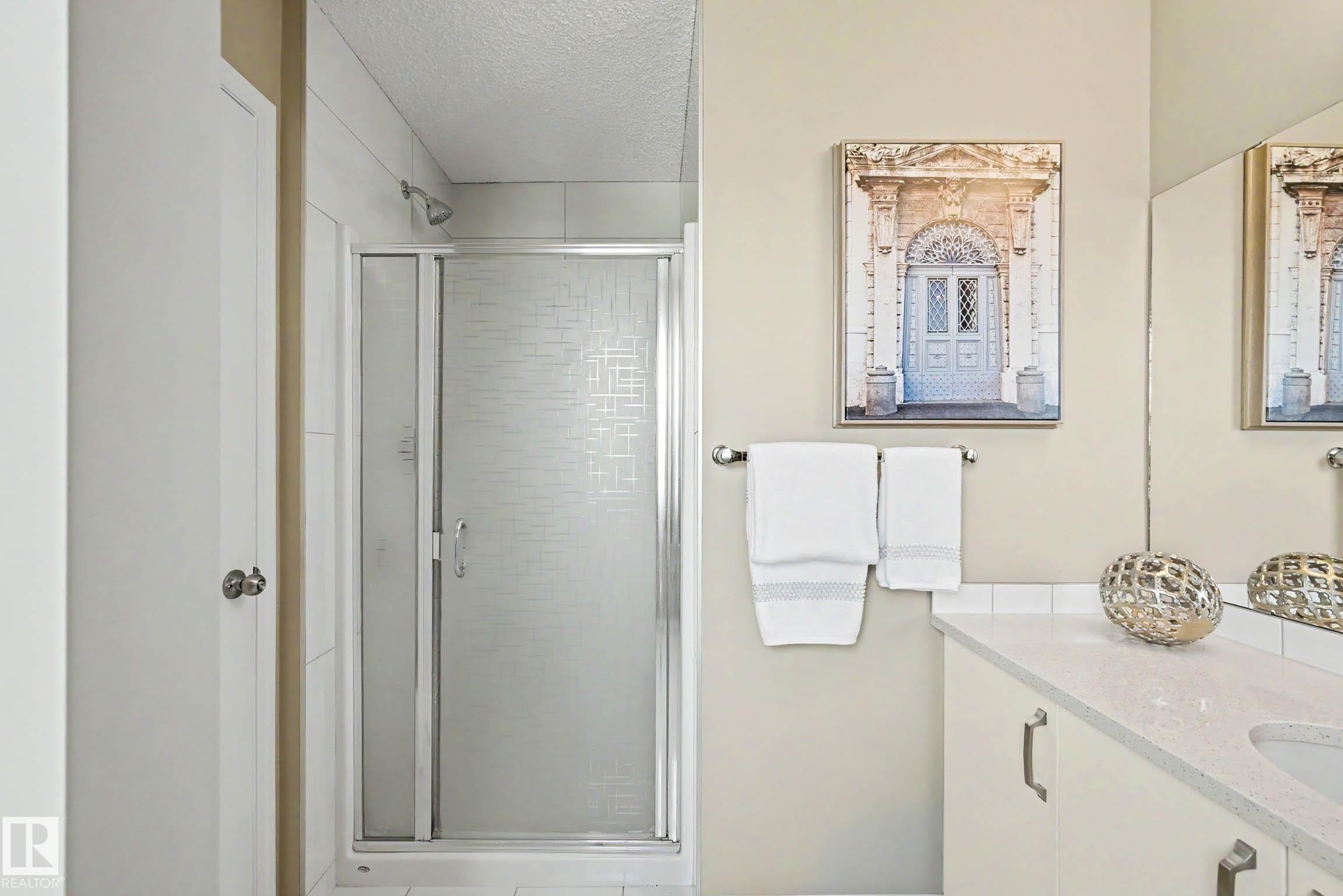 Shower enclosure with textured glass doors - 53 2072 Wonnacott Way, Edmonton, AB