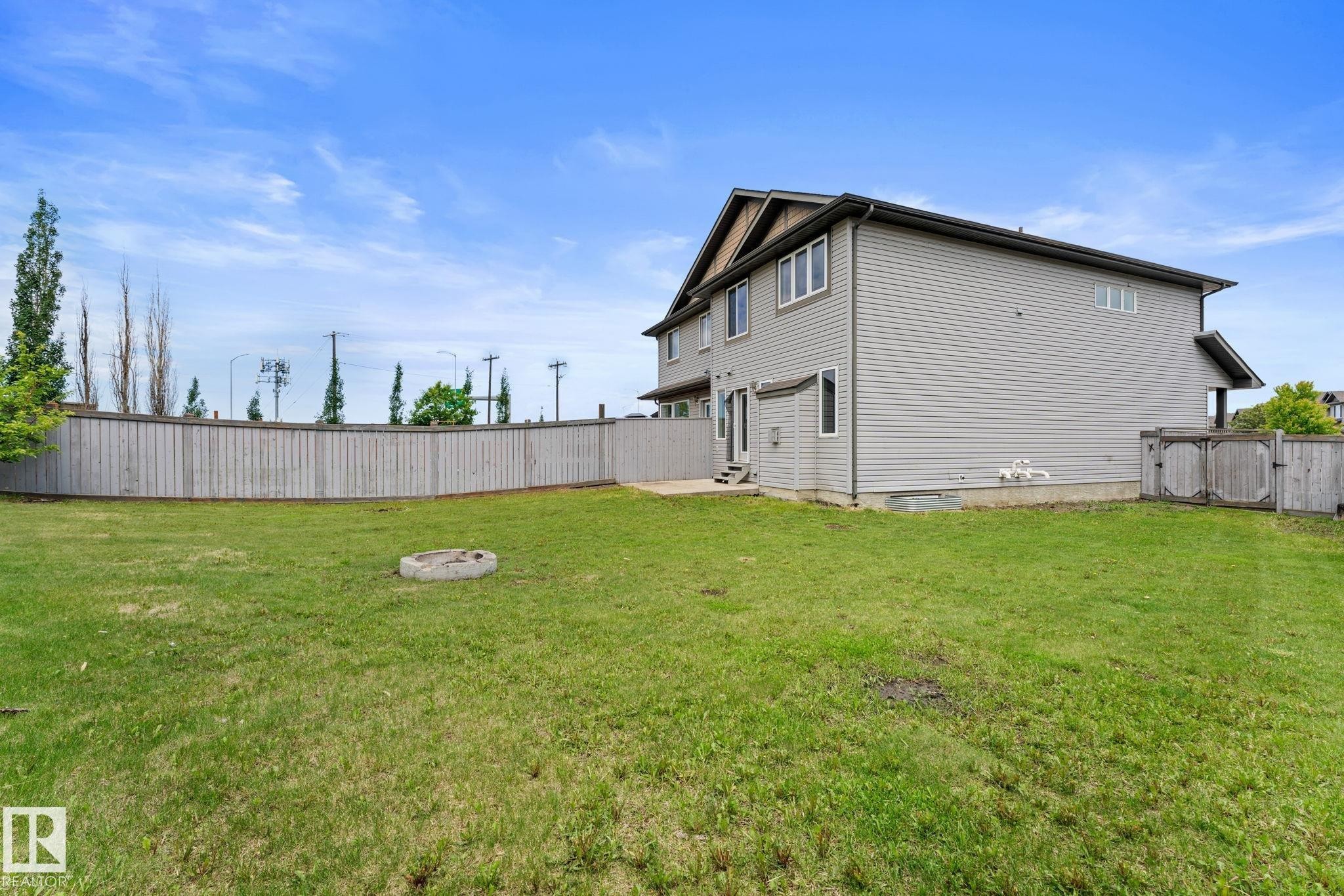Expansive grassy yard with a full perimeter fence - 12523 171 Avenue, Edmonton, AB