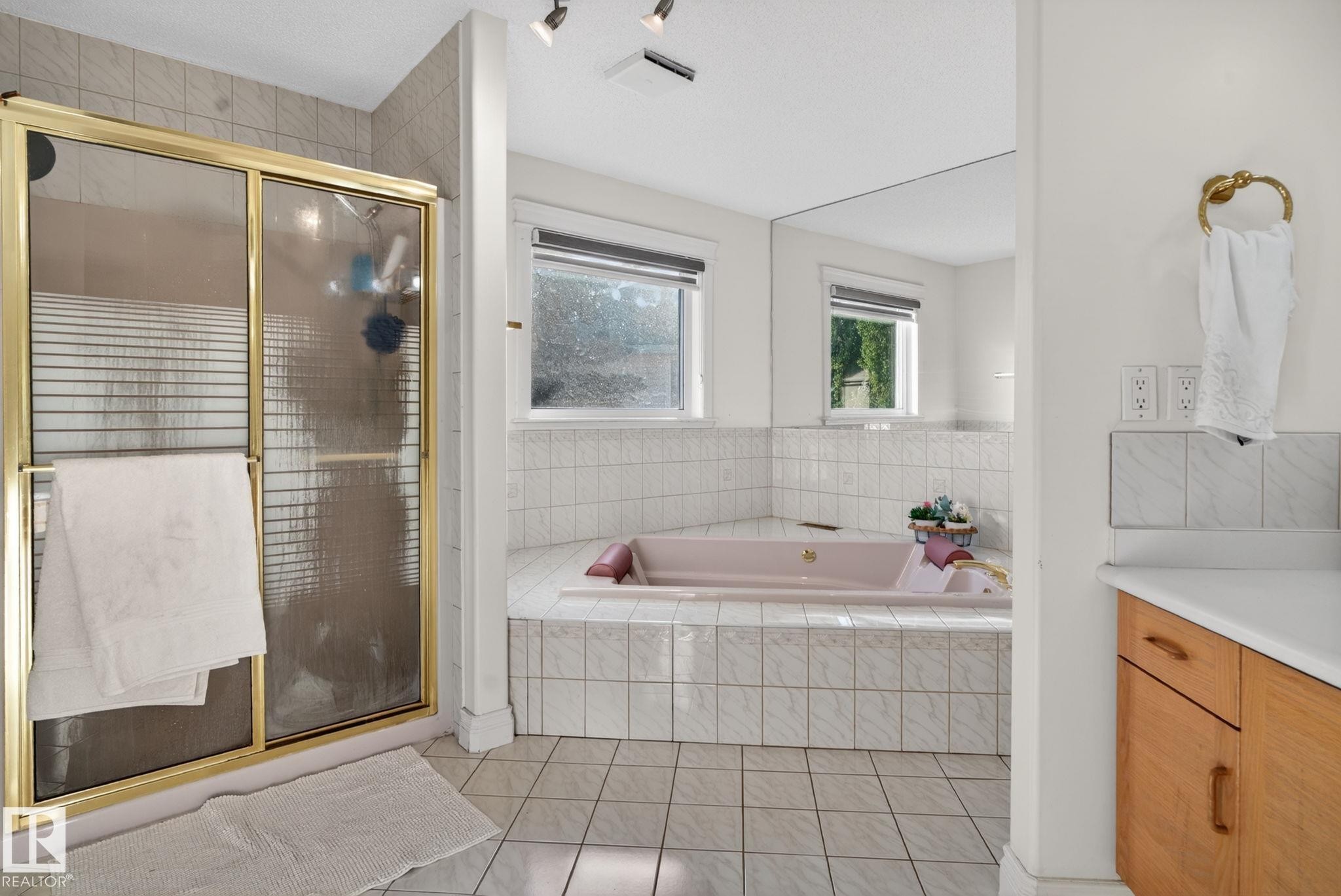 Bathroom - 4615 43A Avenue, Edmonton, AB - Indoor Photo Showing Bathroom