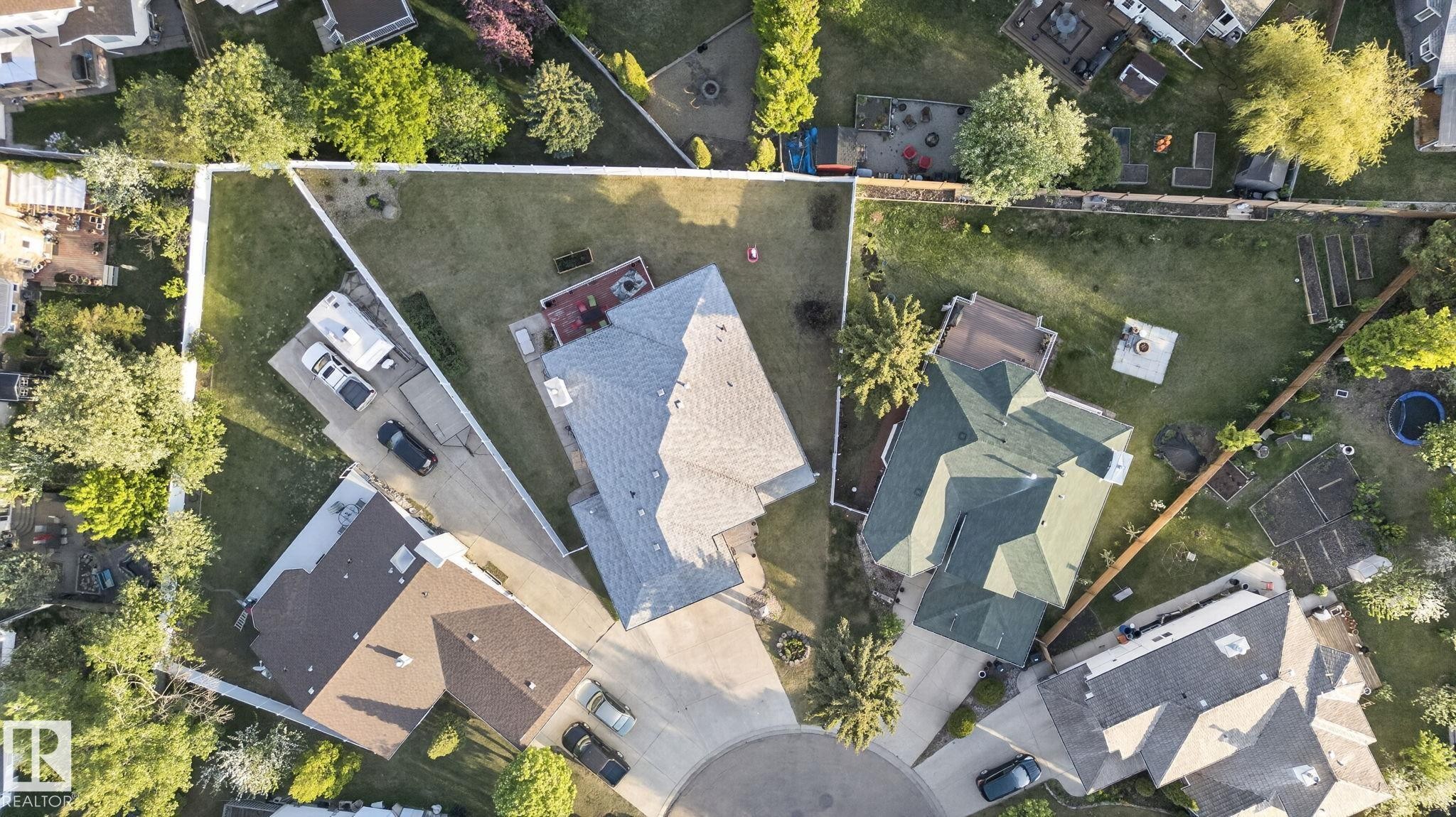 Expansive property featuring a large, grassy yard with mature trees - 4615 43A Avenue, Edmonton, AB -