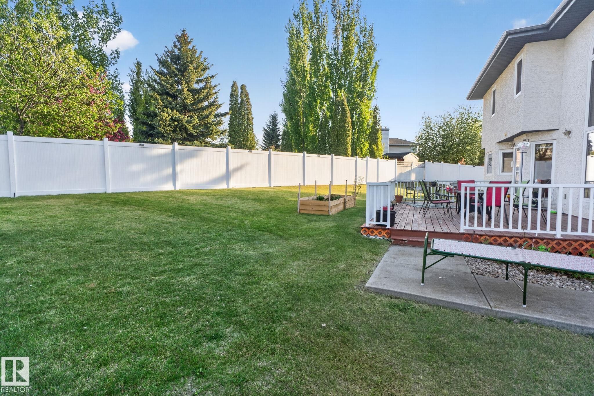 Expansive green lawn with a full white privacy fence - 4615 43A Avenue, Edmonton, AB - Outdoor