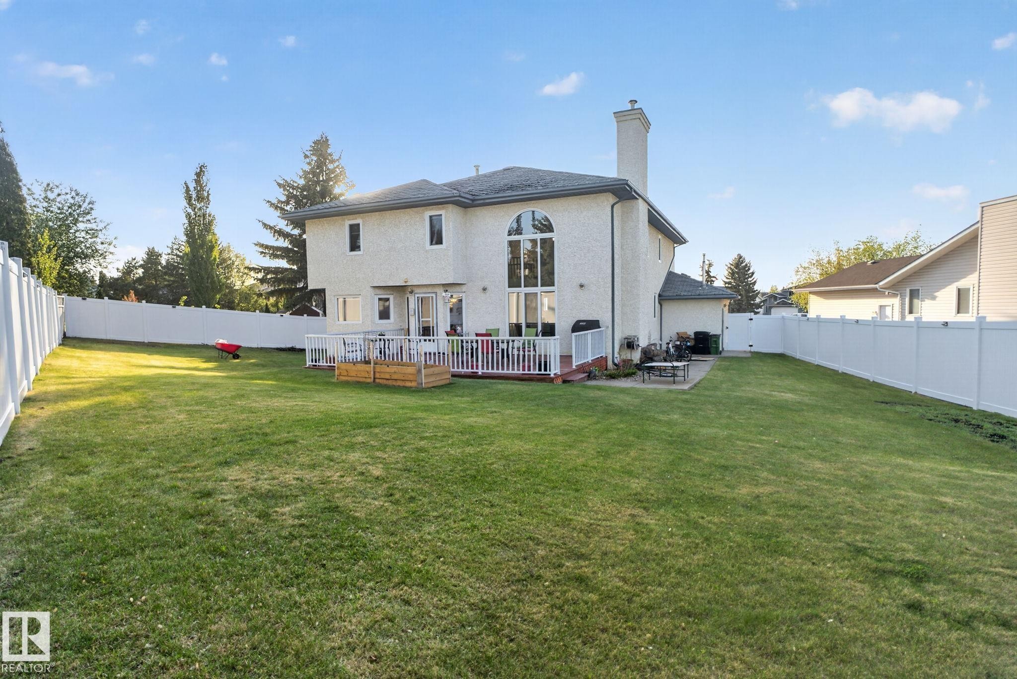Expansive lawn area enclosed by white privacy fencing - 4615 43A Avenue, Edmonton, AB - Outdoor