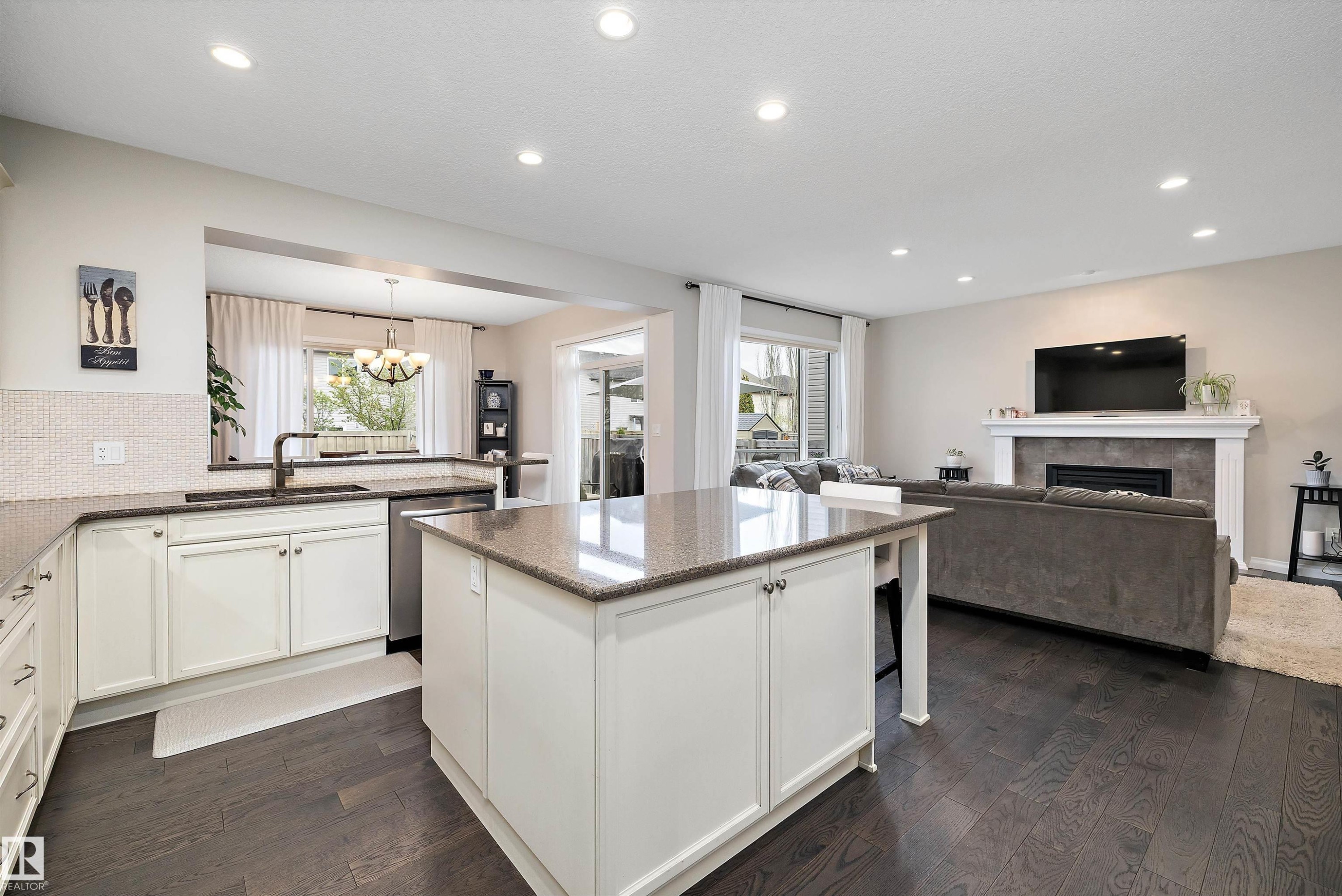 4015 Alexander Way, Edmonton, AB