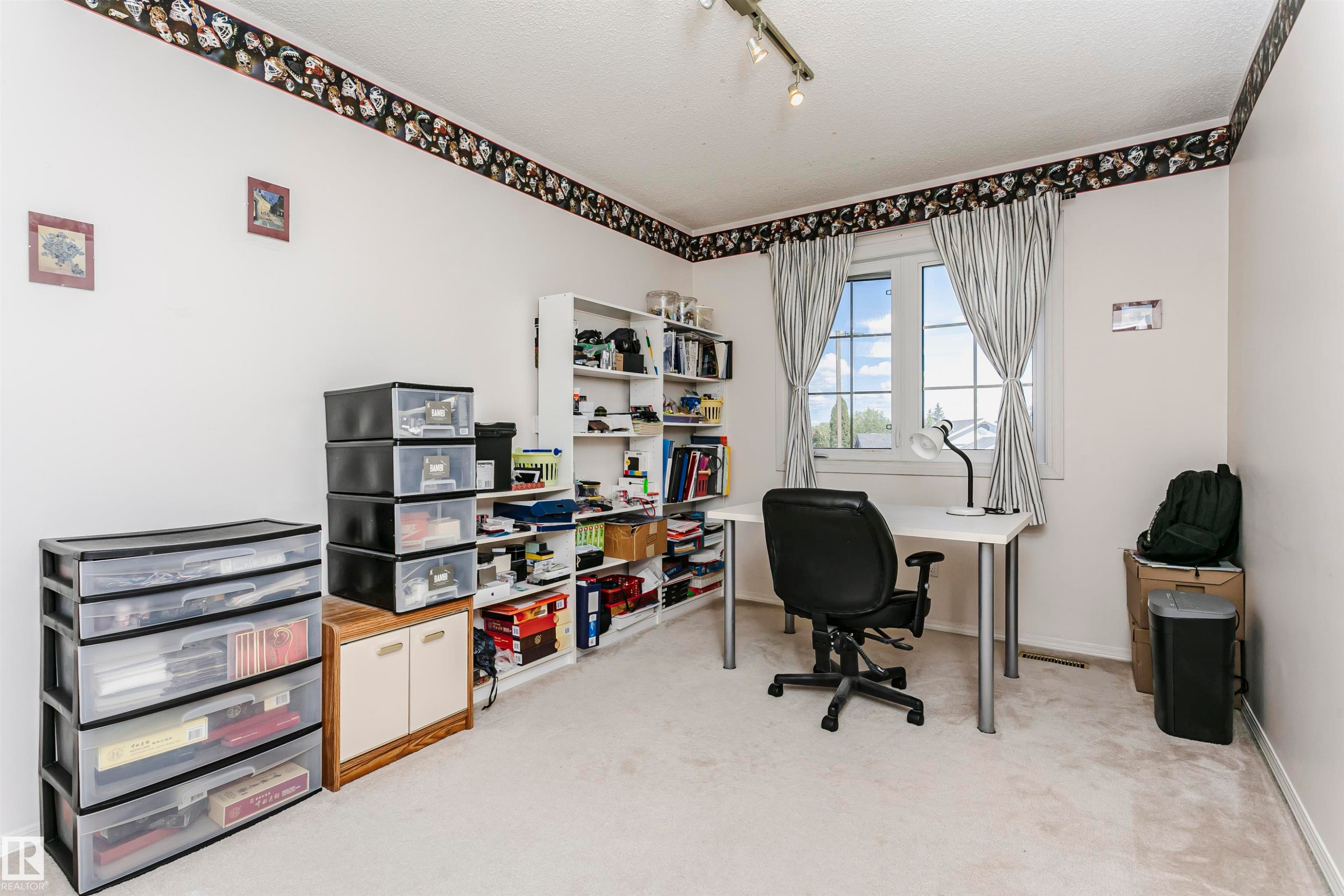 Light-colored carpeted room featuring a double-paned window with a multi-grid design - 11023 11A Avenue Nw, Edmonton, AB - Indoor Photo Showing Office