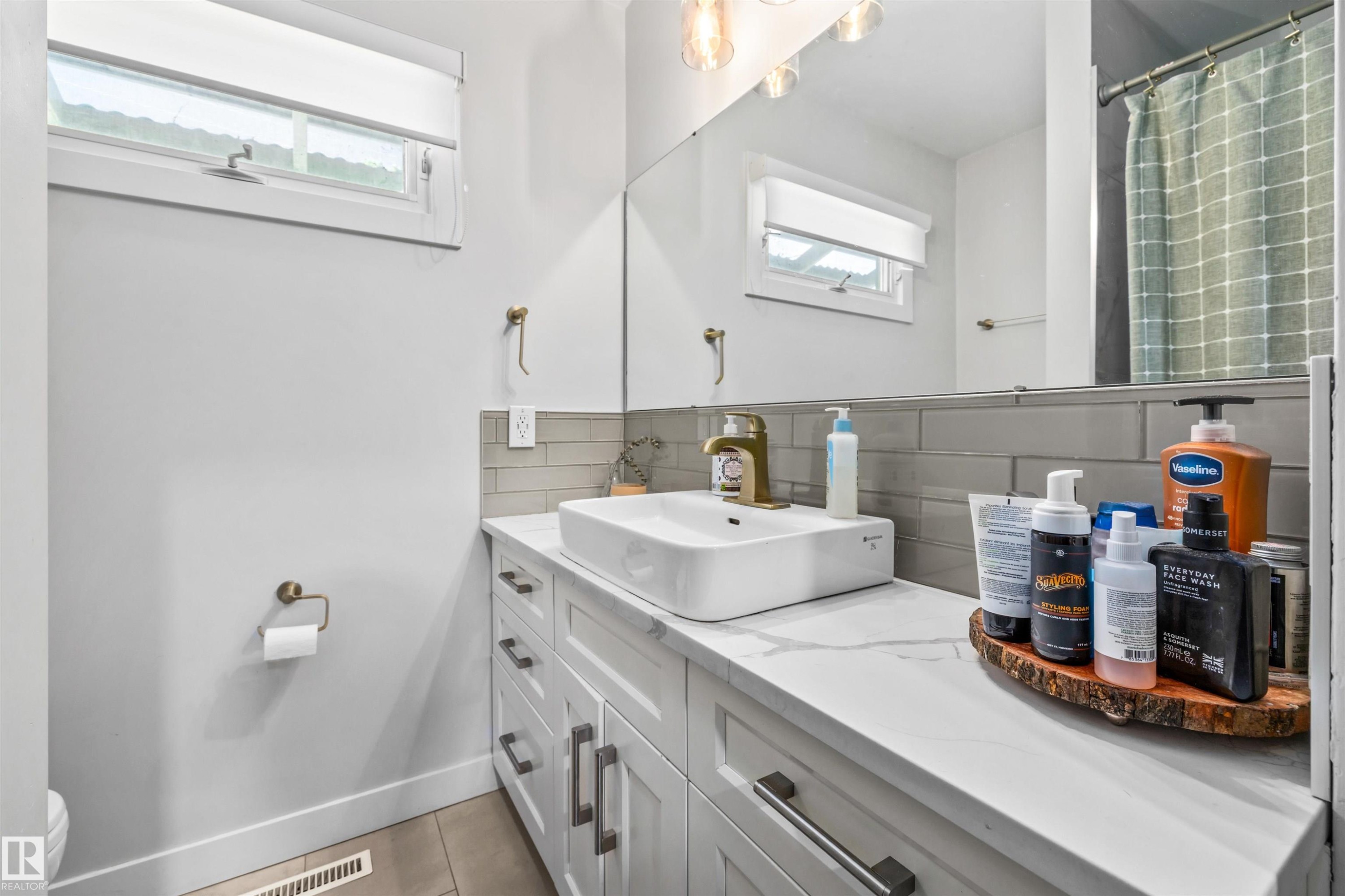 10130 62 Street, Edmonton, AB - Indoor Photo Showing Bathroom