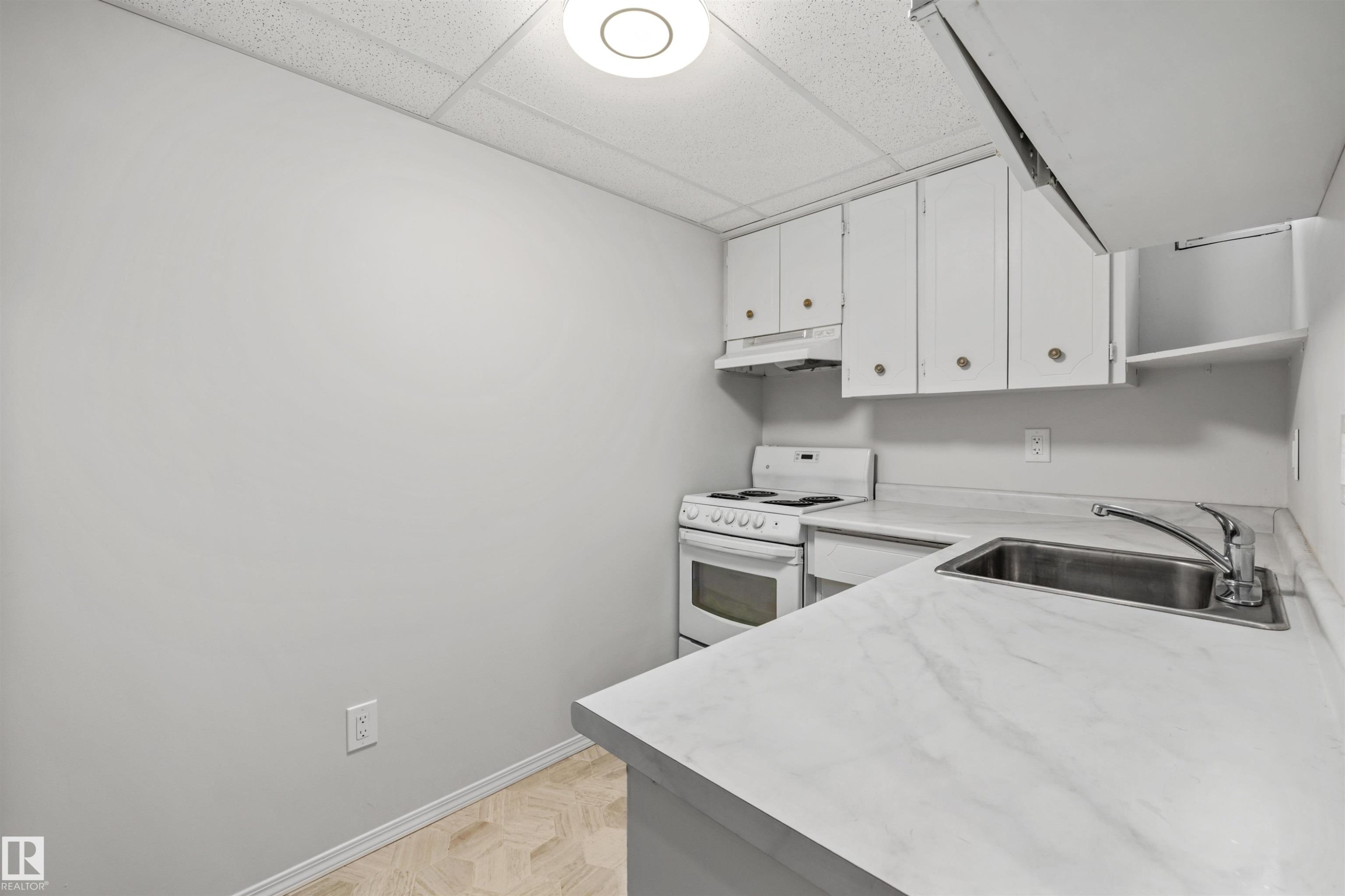 10130 62 Street, Edmonton, AB - Indoor Photo Showing Kitchen