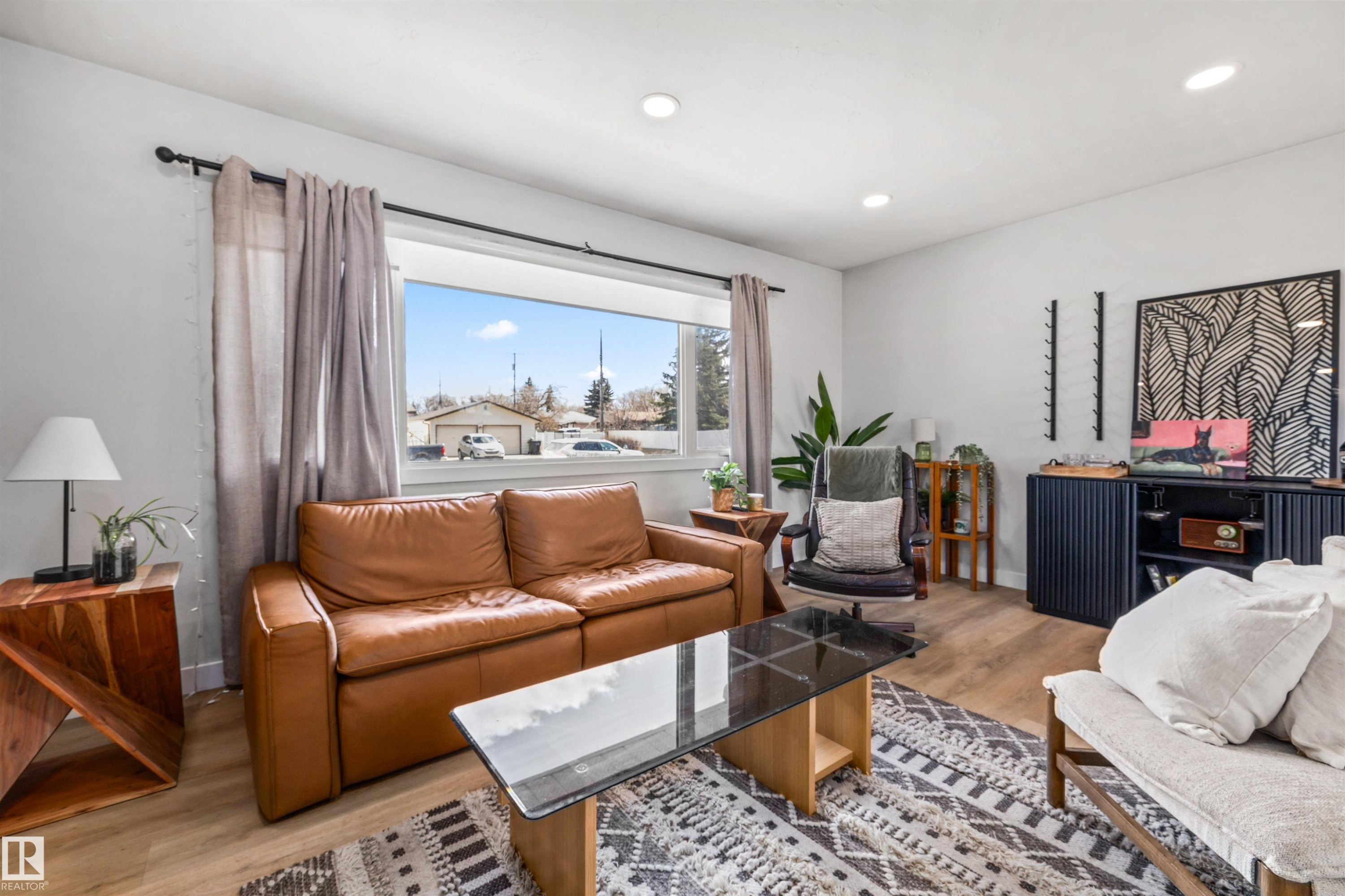 10130 62 Street, Edmonton, AB - Indoor Photo Showing Living Room