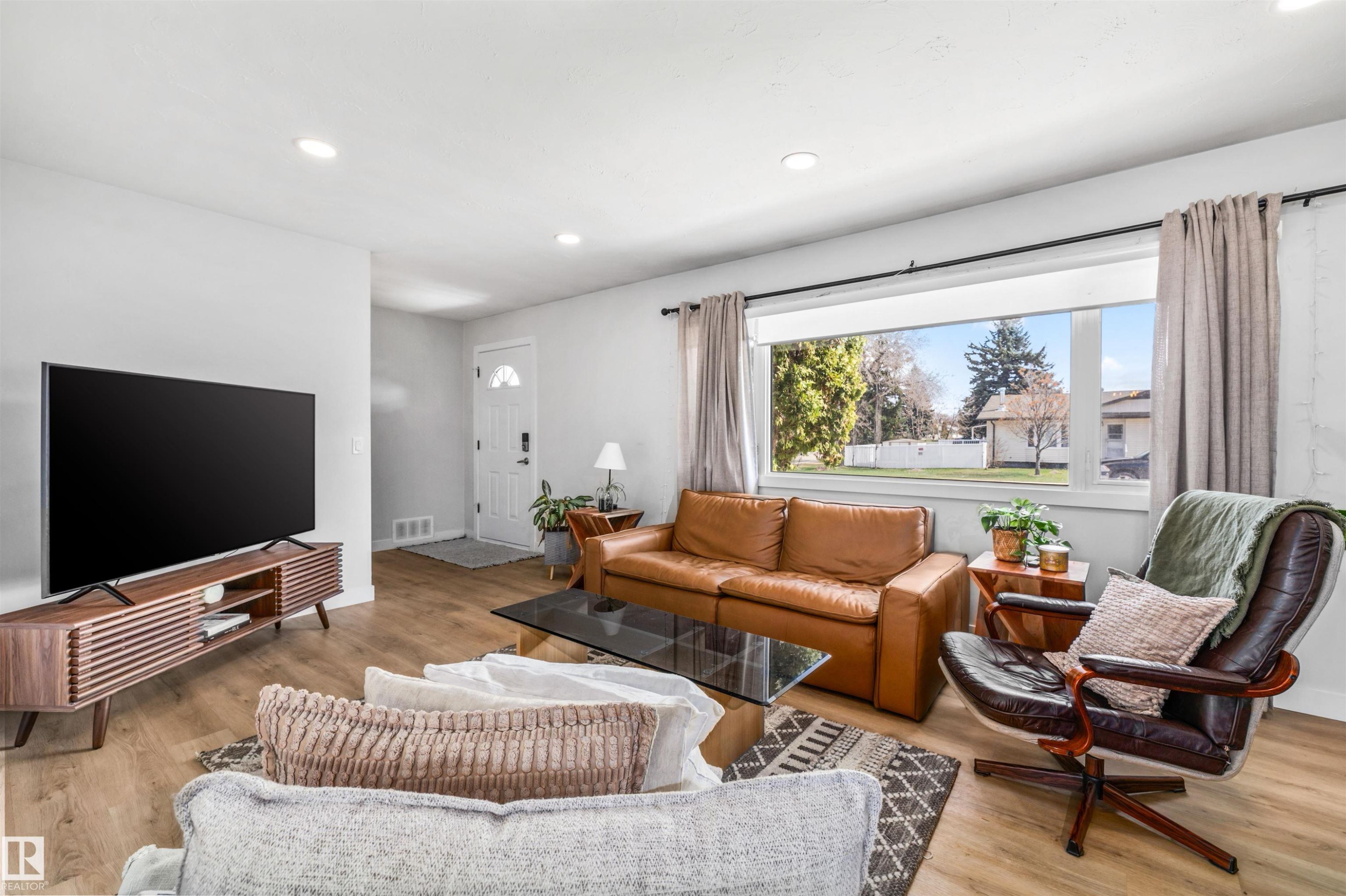 10130 62 Street, Edmonton, AB - Indoor Photo Showing Living Room