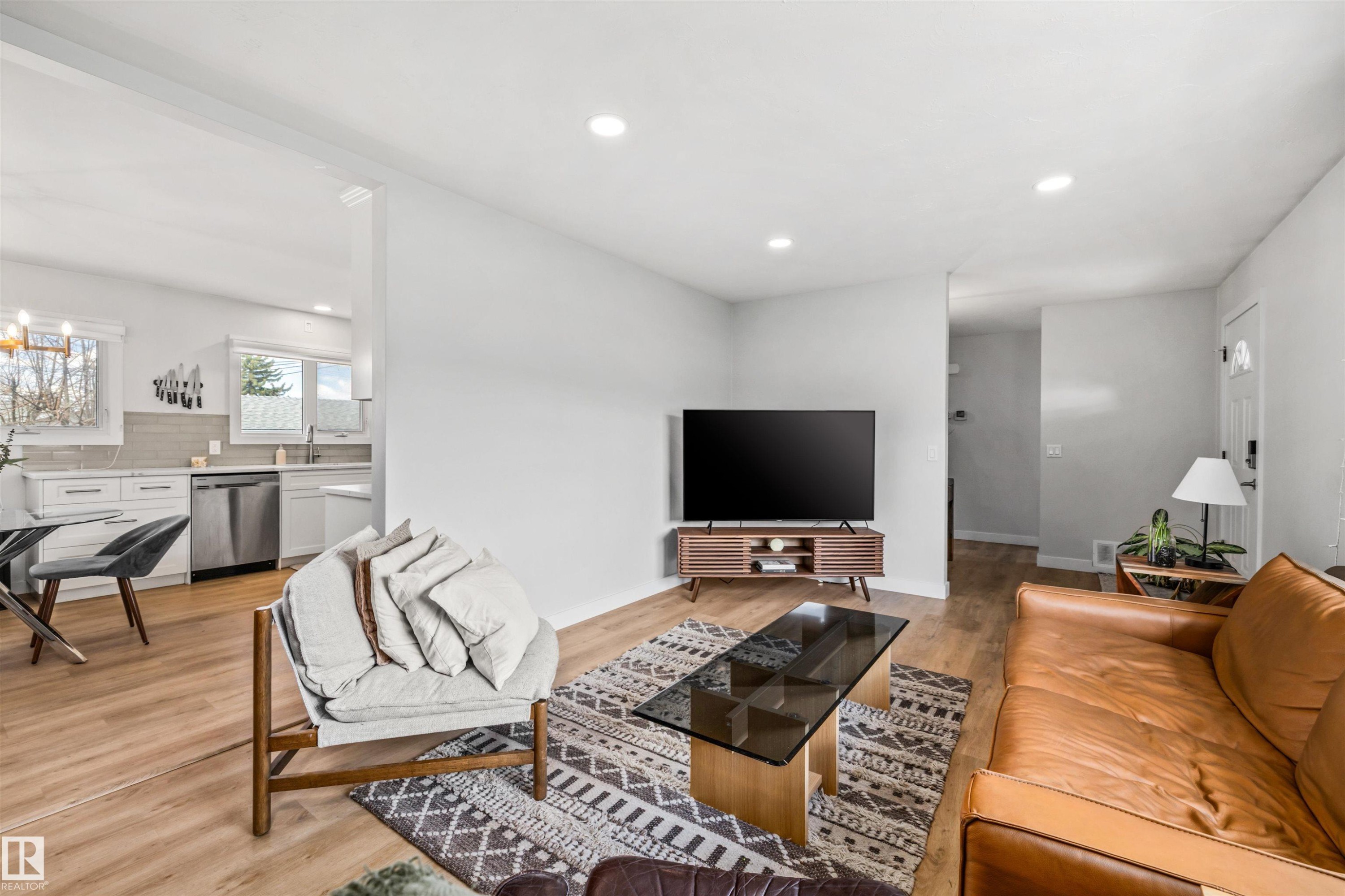 10130 62 Street, Edmonton, AB - Indoor Photo Showing Living Room