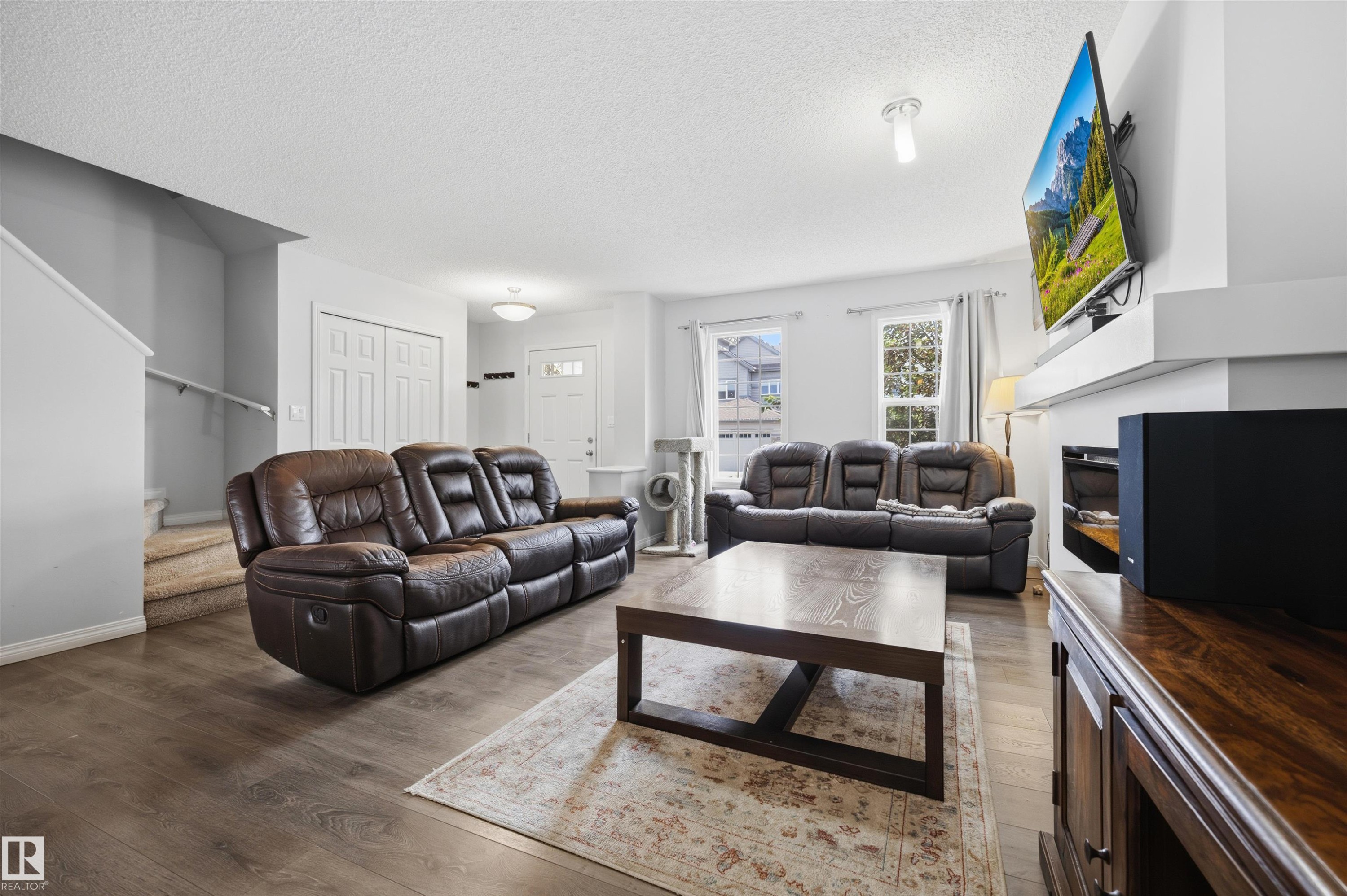818 Eagleson Link Nw, Edmonton, AB - Indoor Photo Showing Living Room With Fireplace