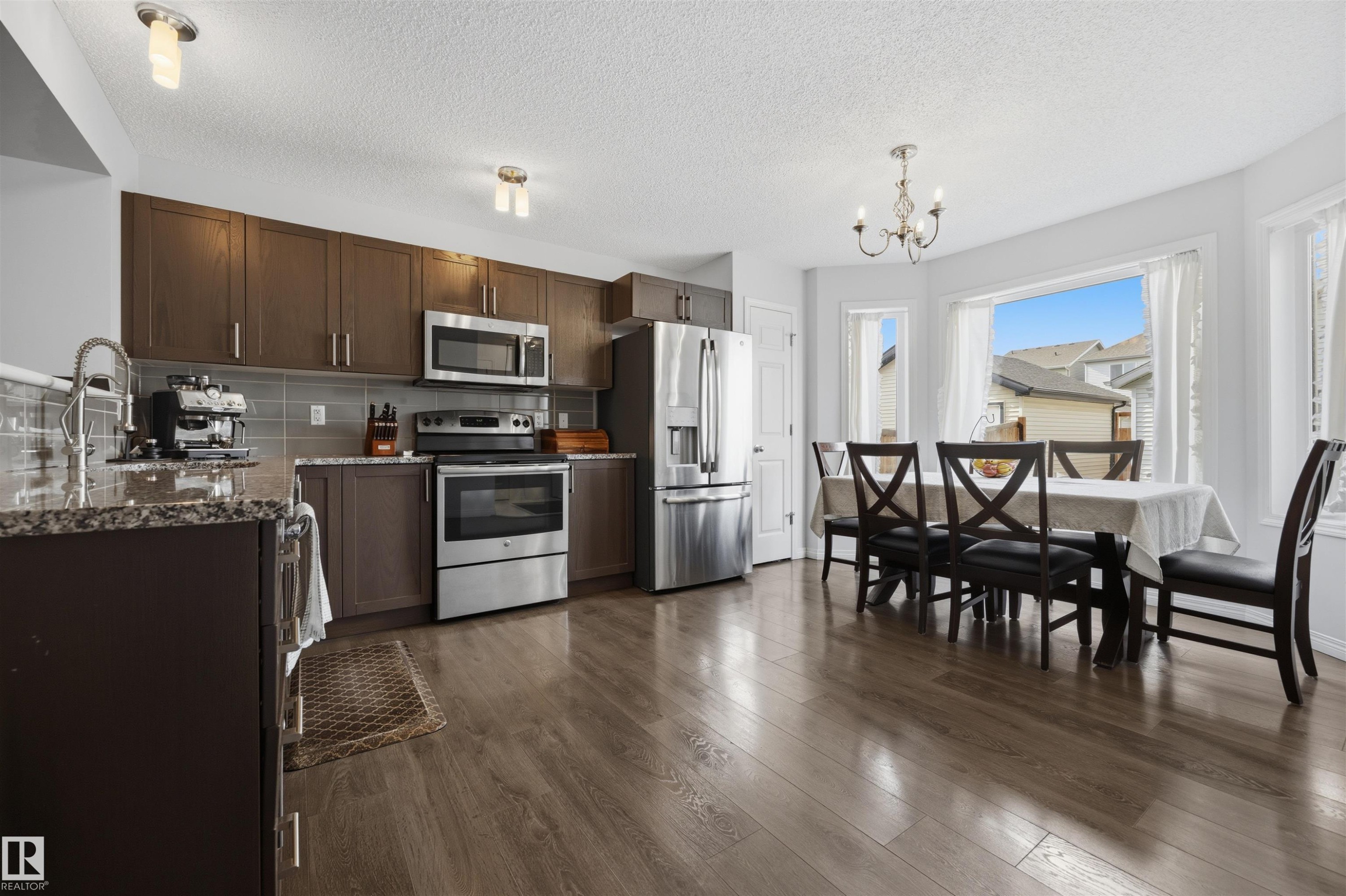 818 Eagleson Link Nw, Edmonton, AB - Indoor Photo Showing Other Room