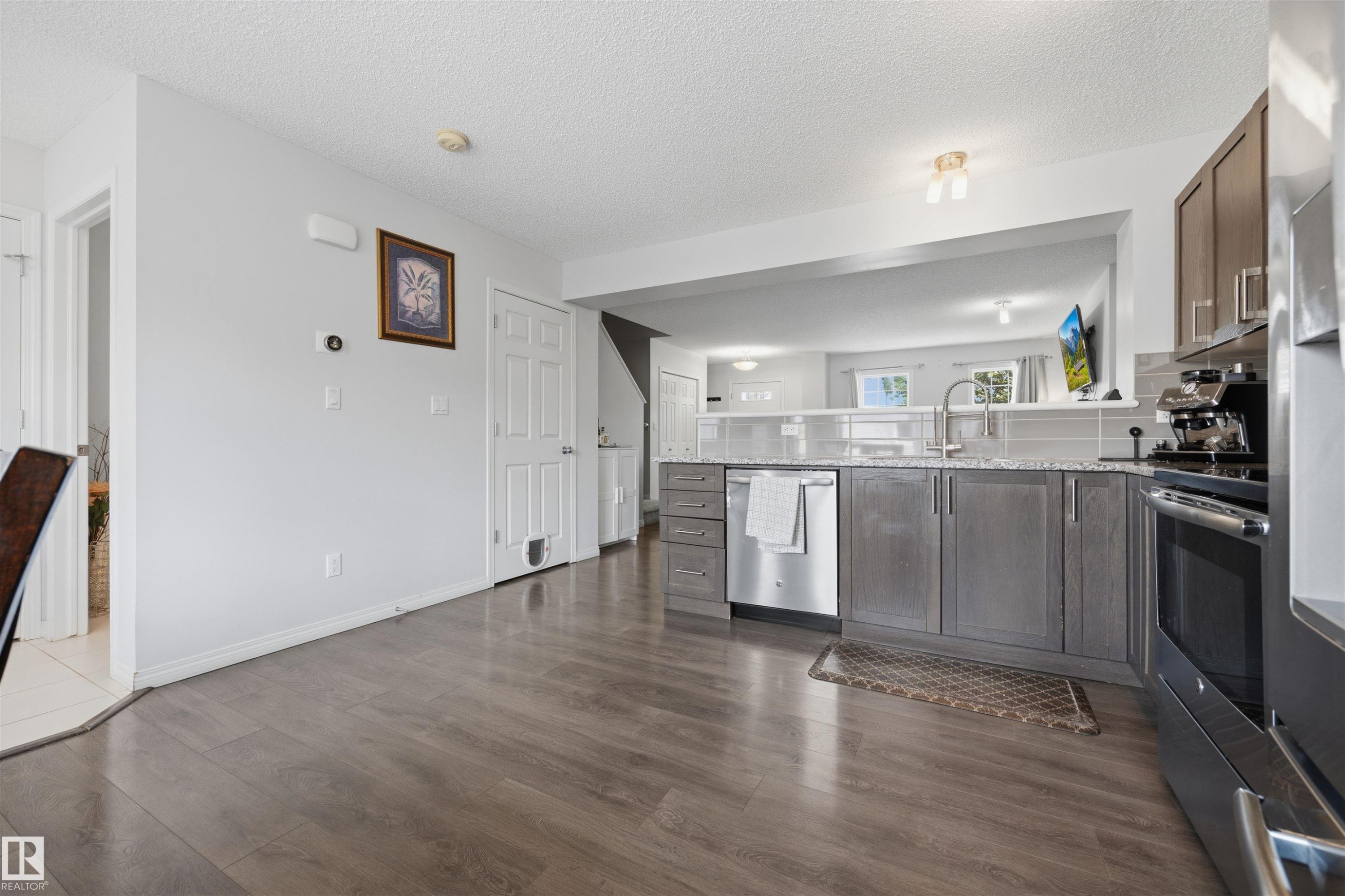 818 Eagleson Link Nw, Edmonton, AB - Indoor Photo Showing Kitchen
