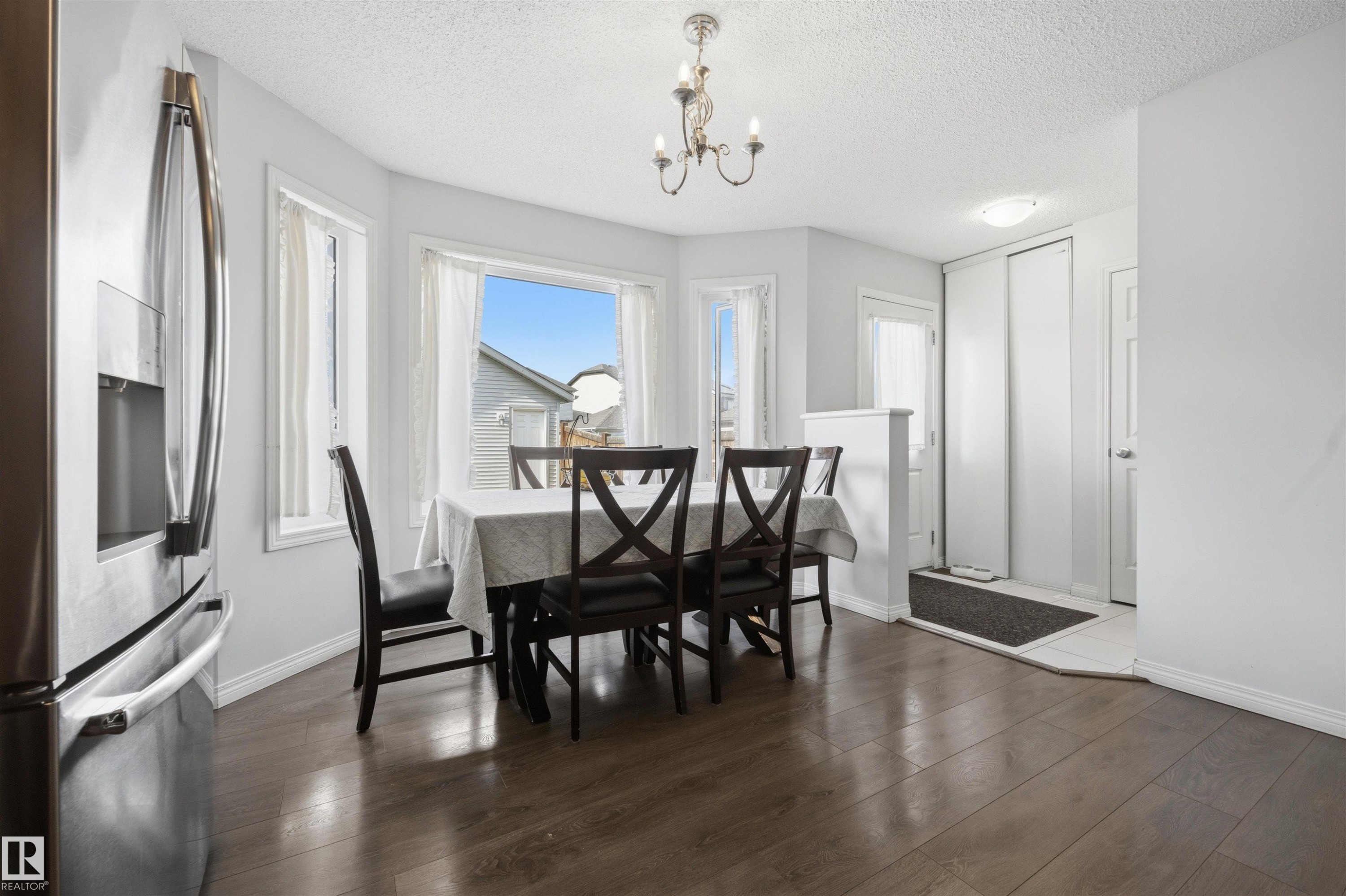 818 Eagleson Link Nw, Edmonton, AB - Indoor Photo Showing Dining Room