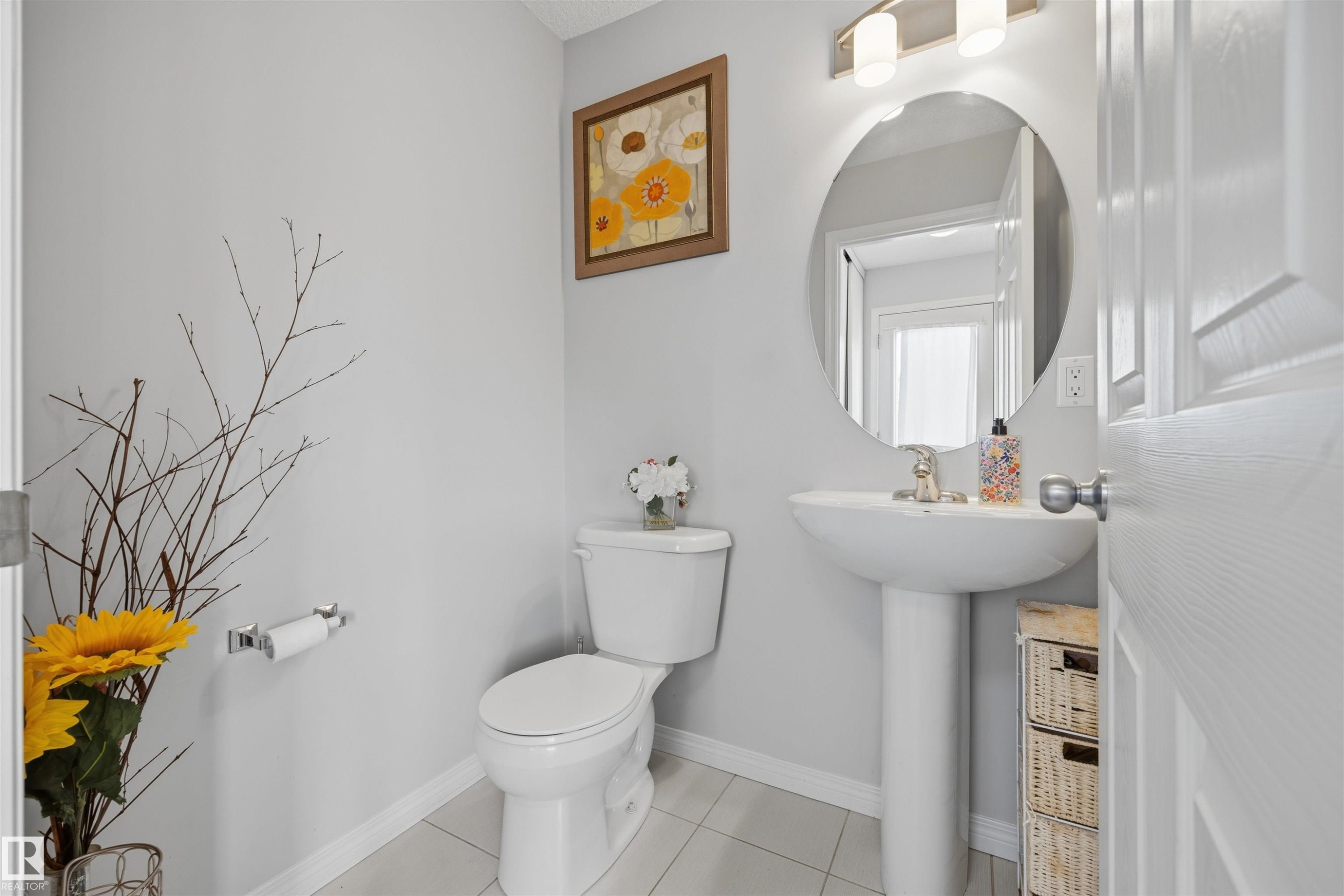 818 Eagleson Link Nw, Edmonton, AB - Indoor Photo Showing Bathroom