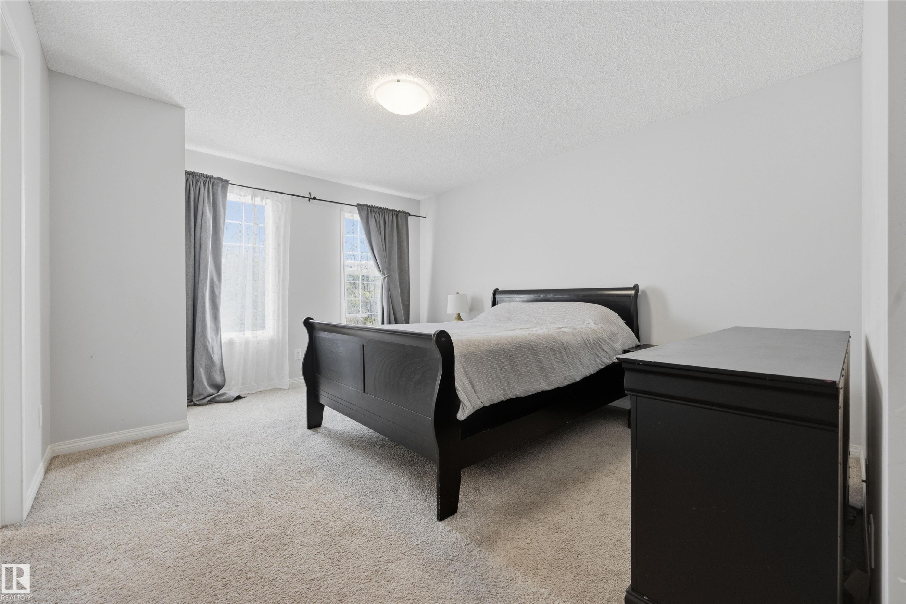 818 Eagleson Link Nw, Edmonton, AB - Indoor Photo Showing Bedroom