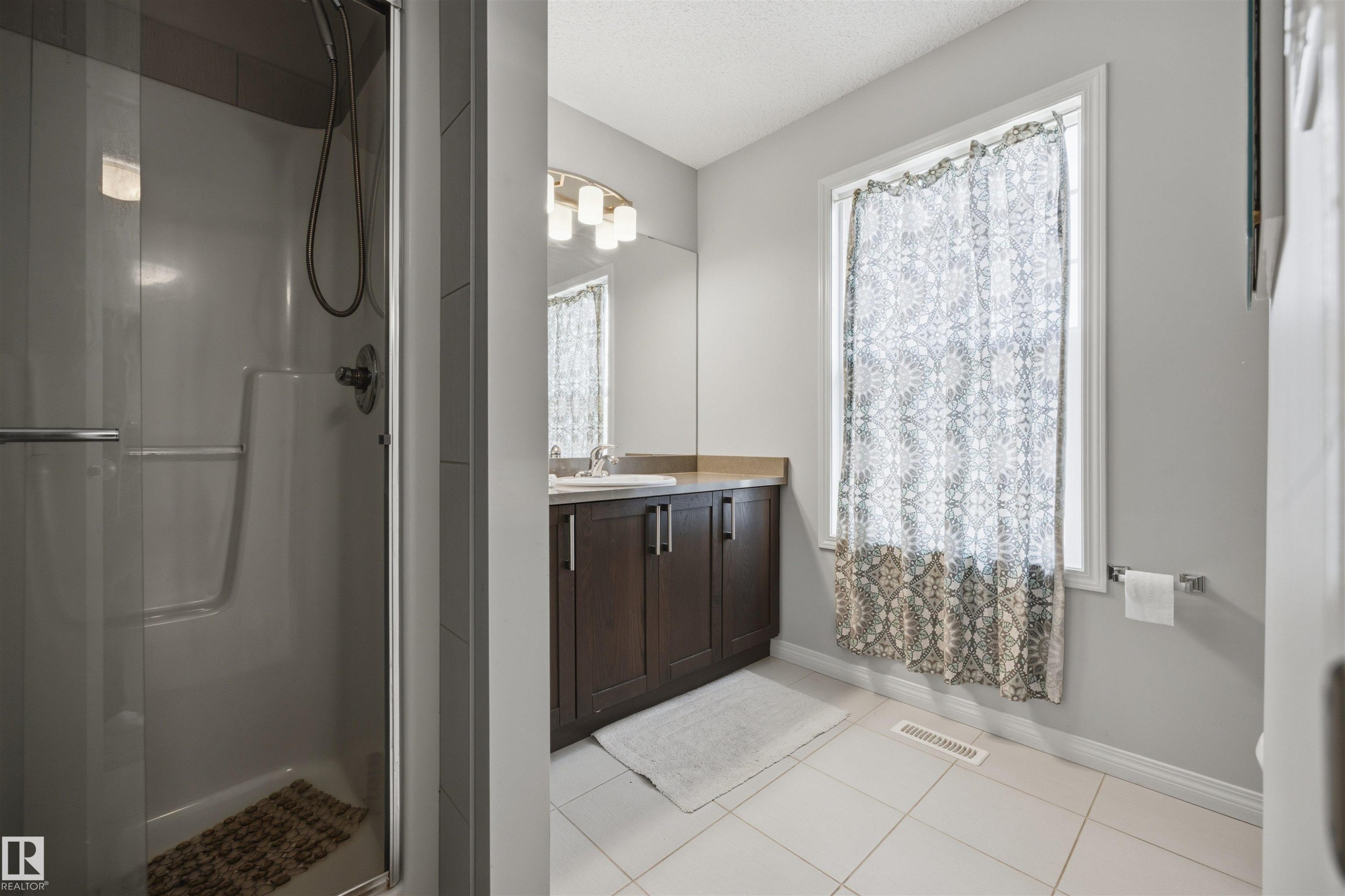 818 Eagleson Link Nw, Edmonton, AB - Indoor Photo Showing Bathroom