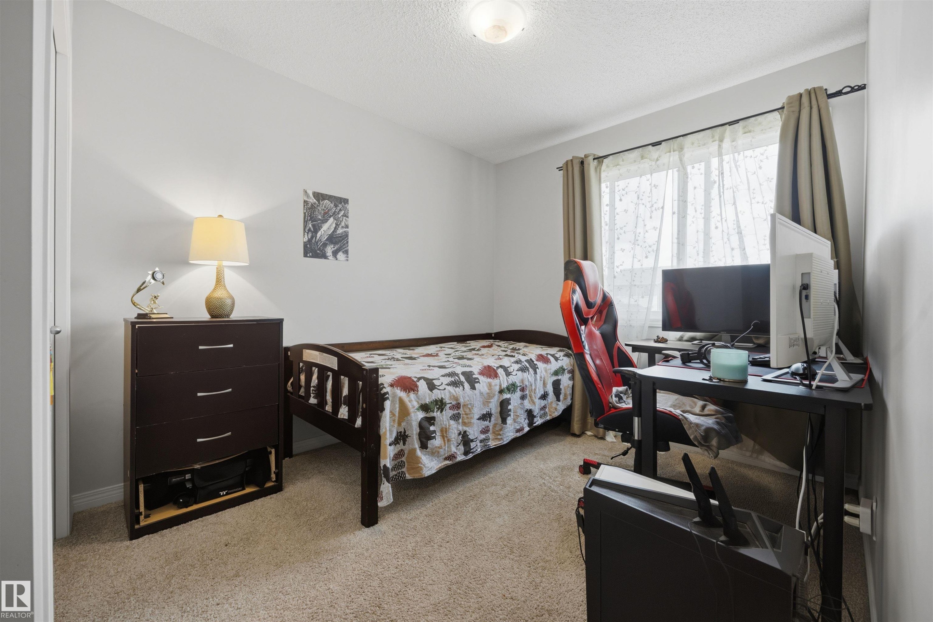 818 Eagleson Link Nw, Edmonton, AB - Indoor Photo Showing Bedroom