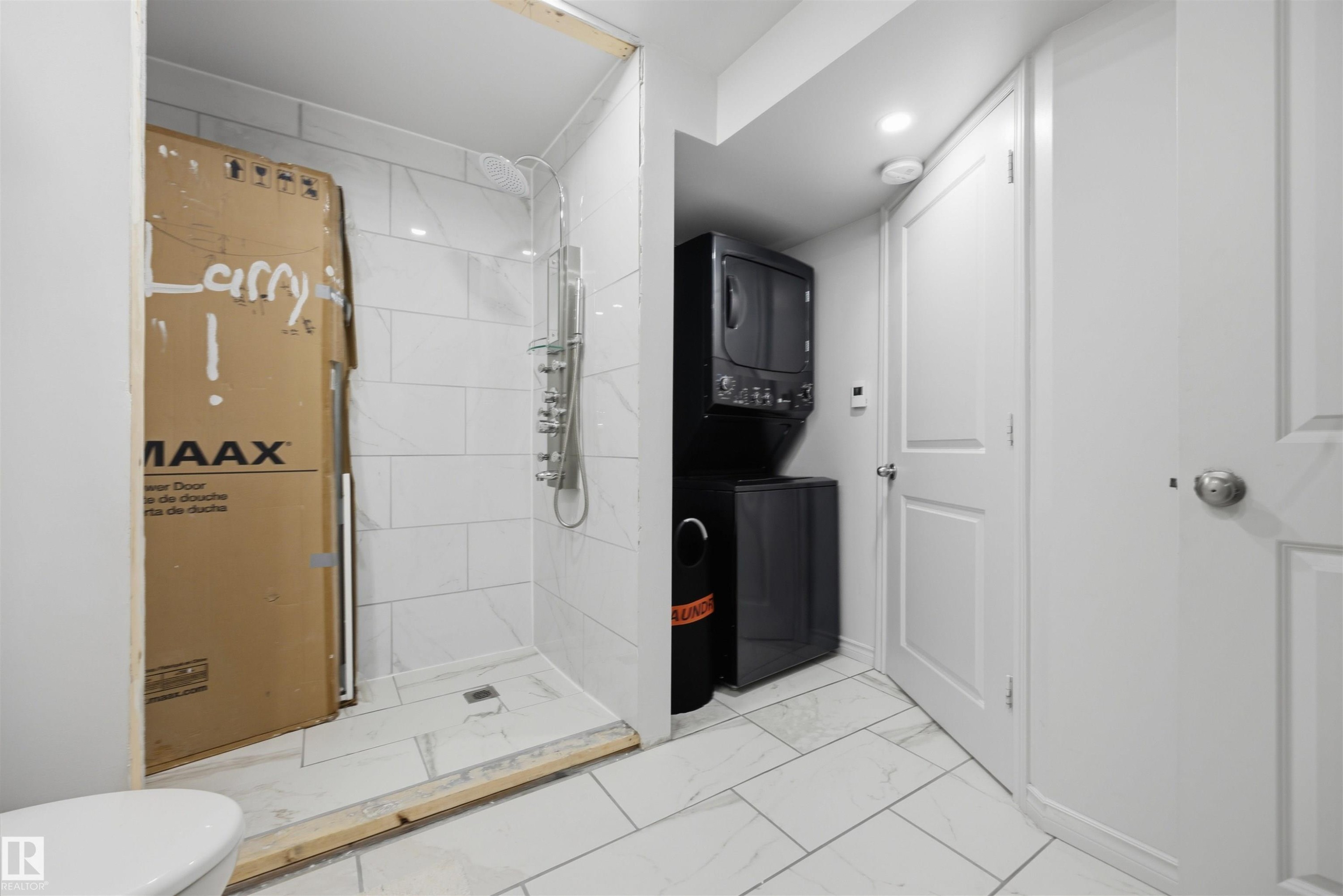 818 Eagleson Link Nw, Edmonton, AB - Indoor Photo Showing Bathroom