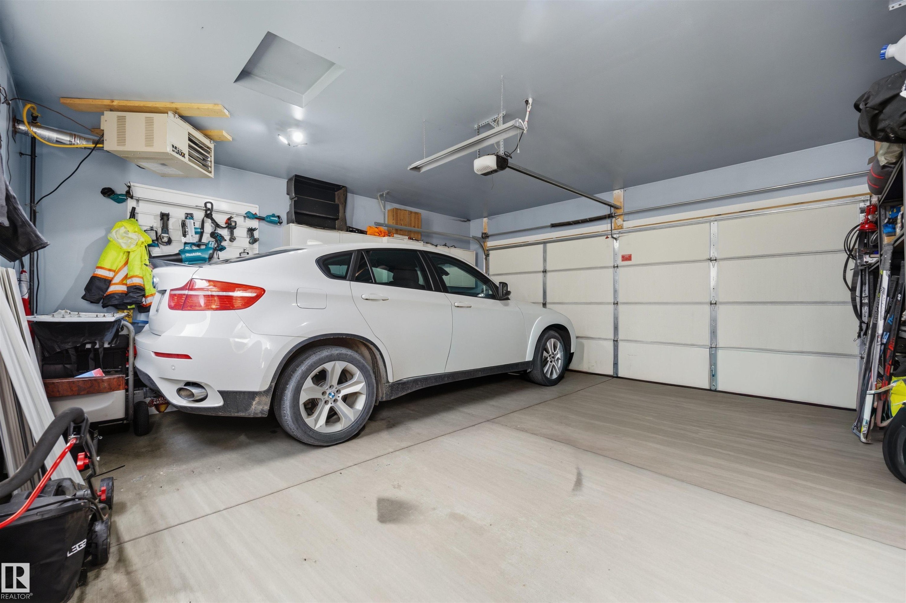 818 Eagleson Link Nw, Edmonton, AB - Indoor Photo Showing Garage