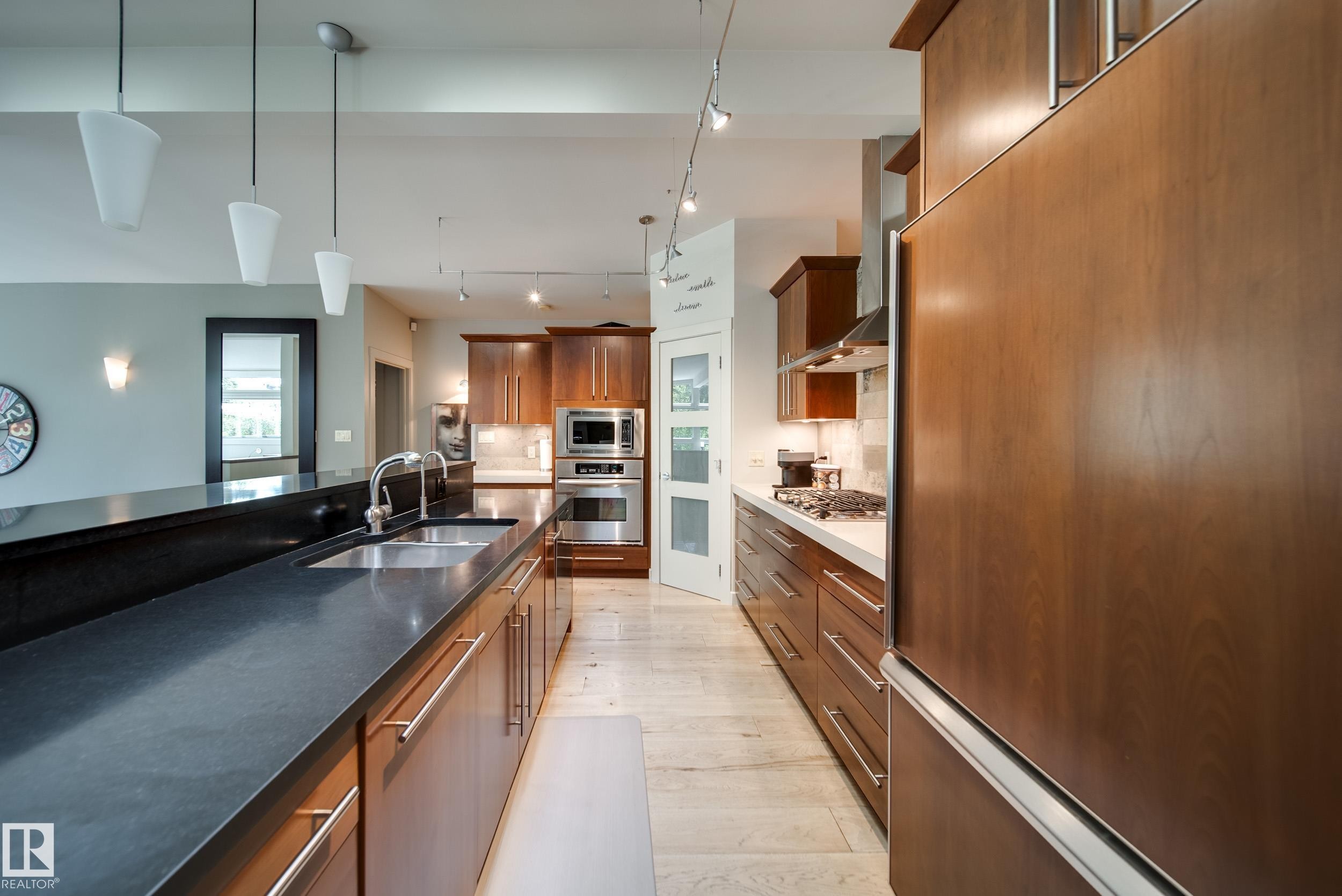 14511 Mackenzie Drive, Edmonton, AB - Indoor Photo Showing Kitchen With Double Sink With Upgraded Kitchen