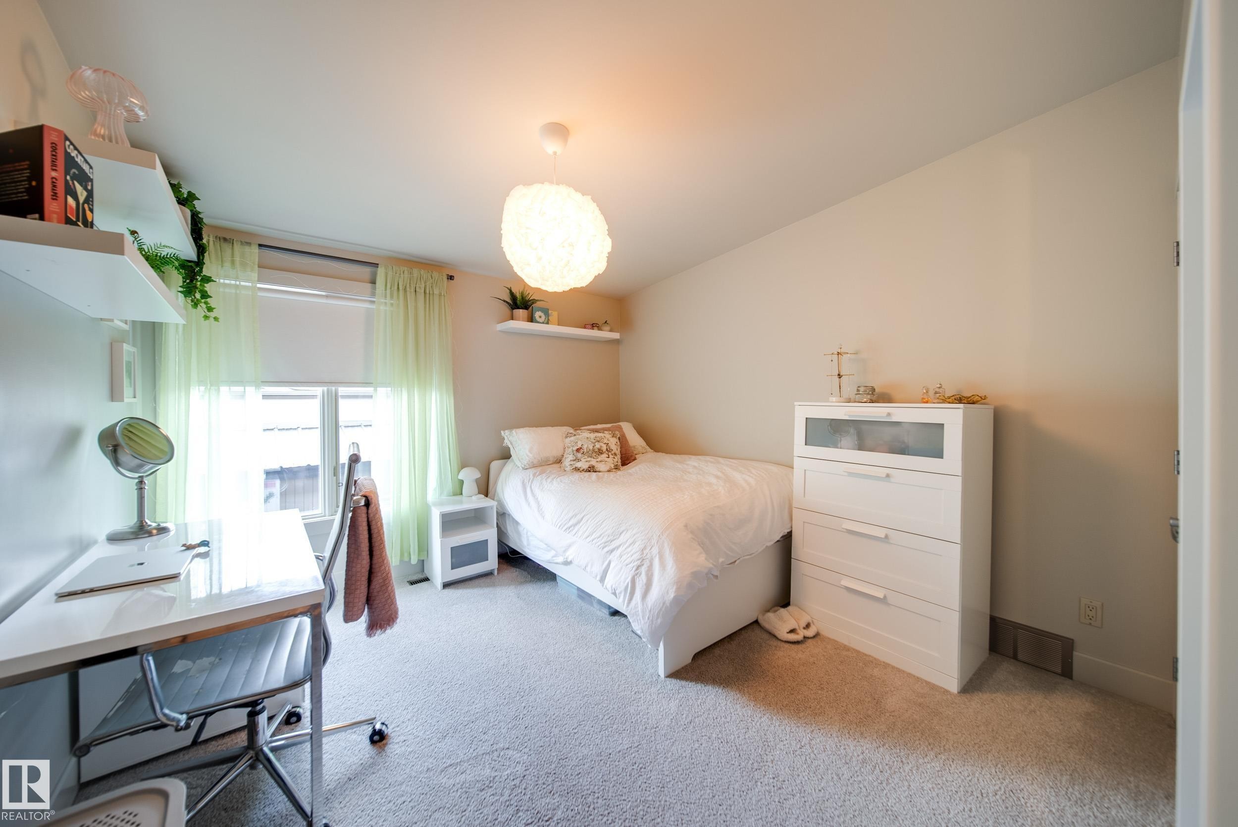 14511 Mackenzie Drive, Edmonton, AB - Indoor Photo Showing Bedroom