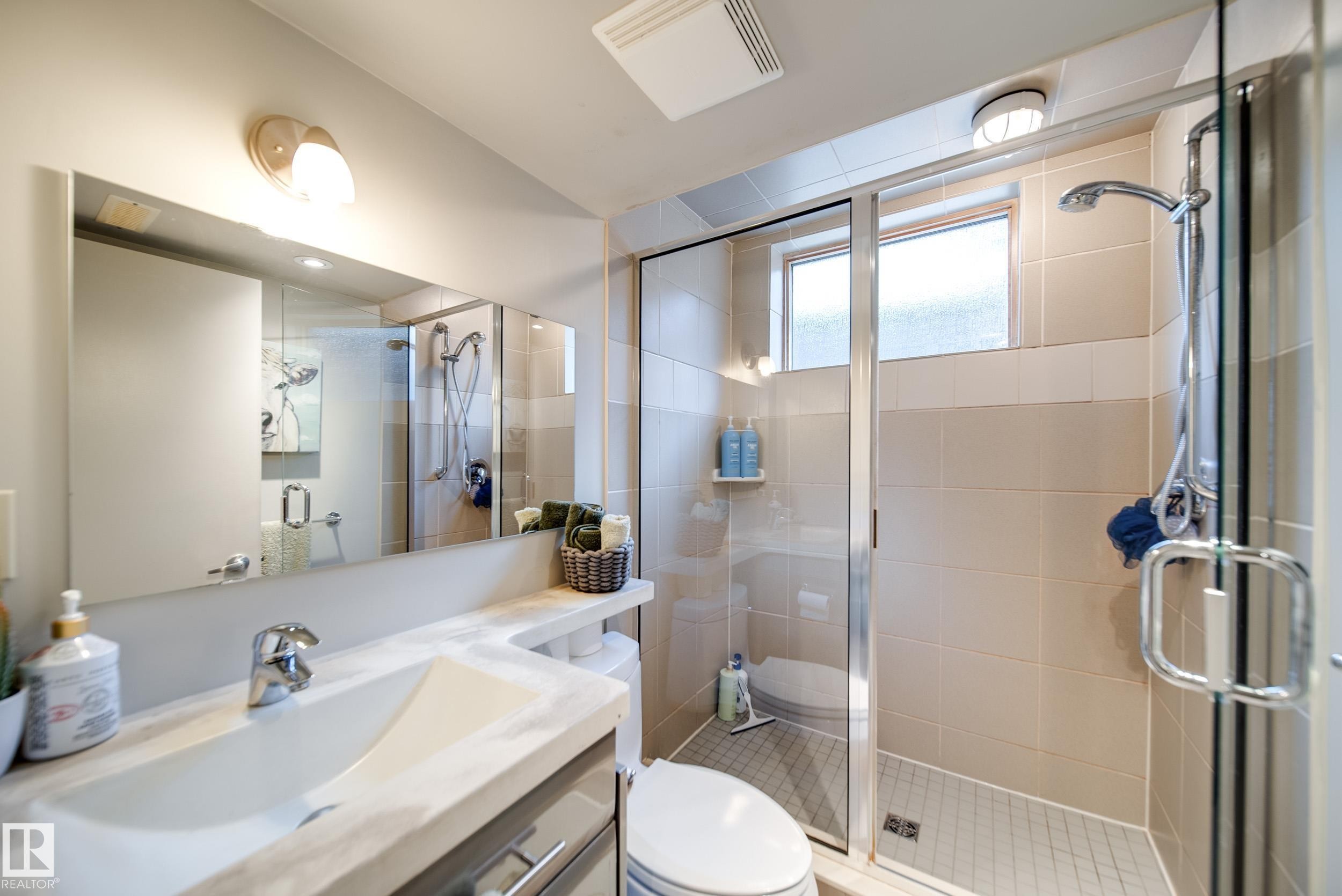 14511 Mackenzie Drive, Edmonton, AB - Indoor Photo Showing Bathroom