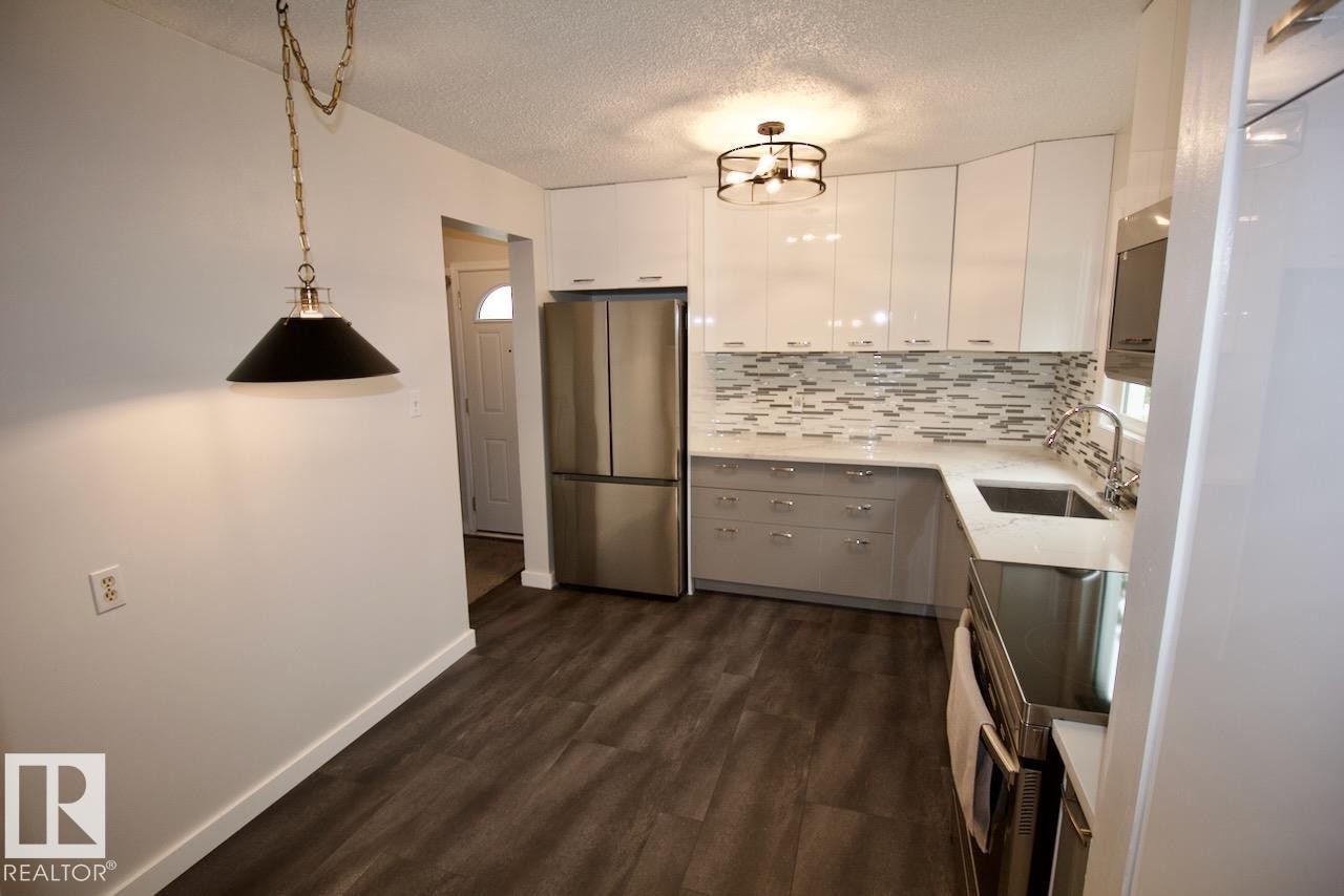 8F Castle Terrace, Edmonton, AB - Indoor Photo Showing Kitchen