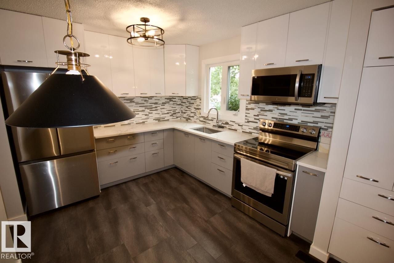 8F Castle Terrace, Edmonton, AB - Indoor Photo Showing Kitchen