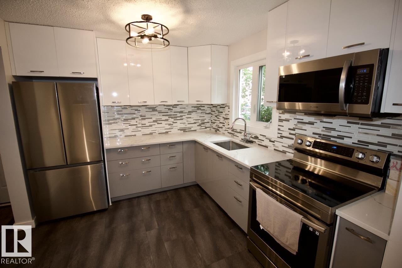 8F Castle Terrace, Edmonton, AB - Indoor Photo Showing Kitchen With Upgraded Kitchen