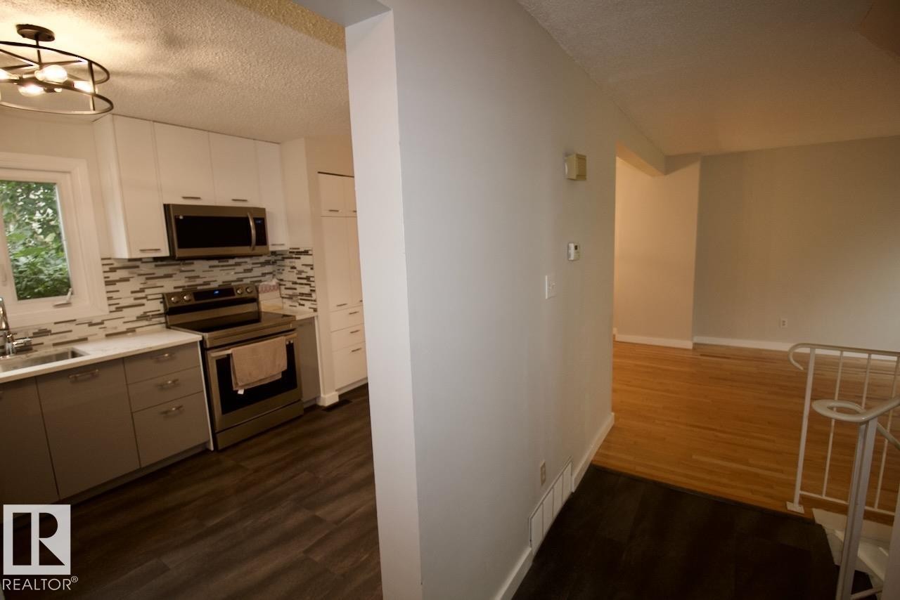 8F Castle Terrace, Edmonton, AB - Indoor Photo Showing Kitchen