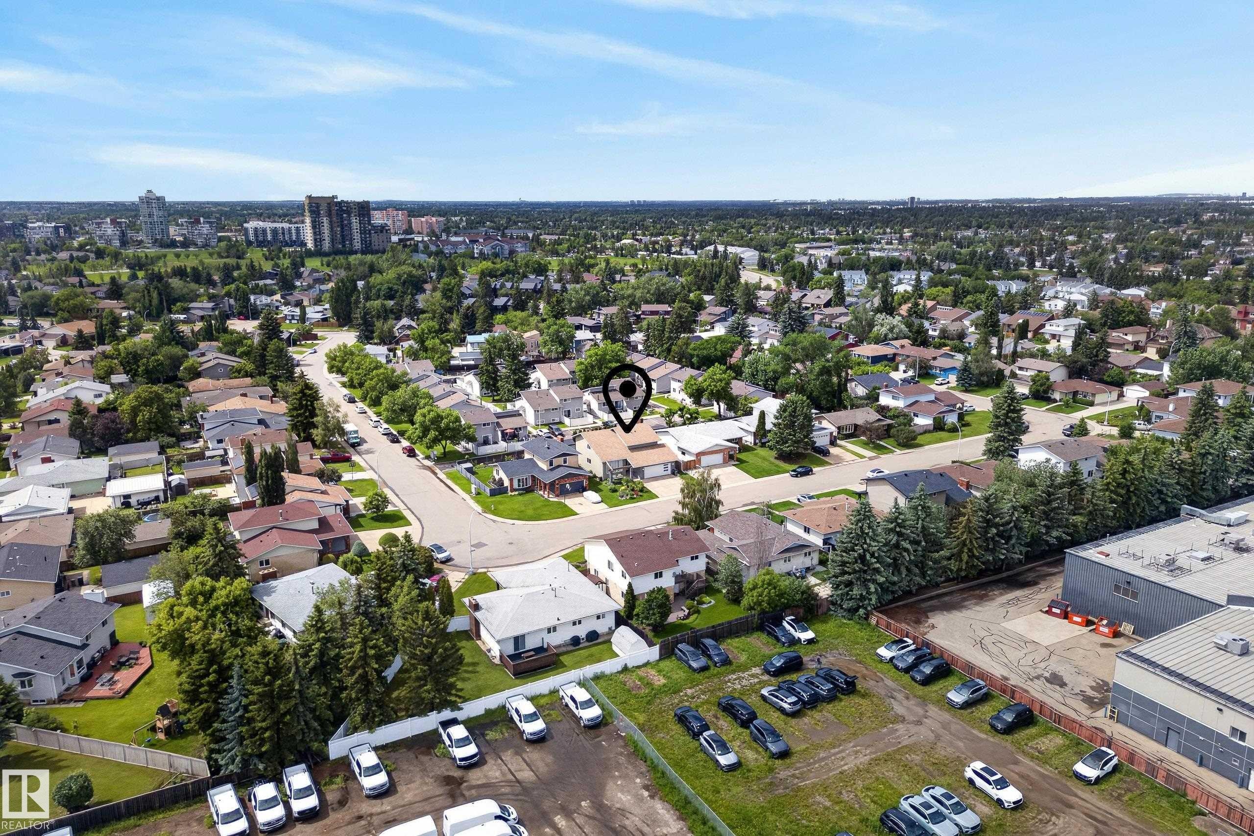Residential neighborhood featuring a mix of mature trees and single-family homes - 2712 104 Street, Edmonton, AB