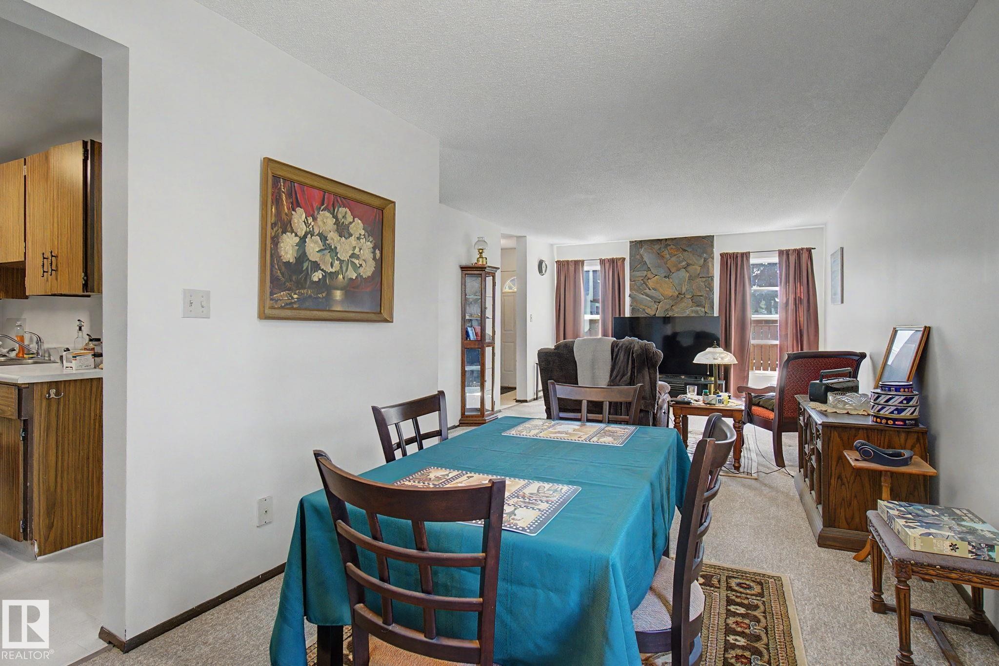 Dining area featuring light-toned carpeting and neutral wall tones - 18409 66 Avenue, Edmonton, AB