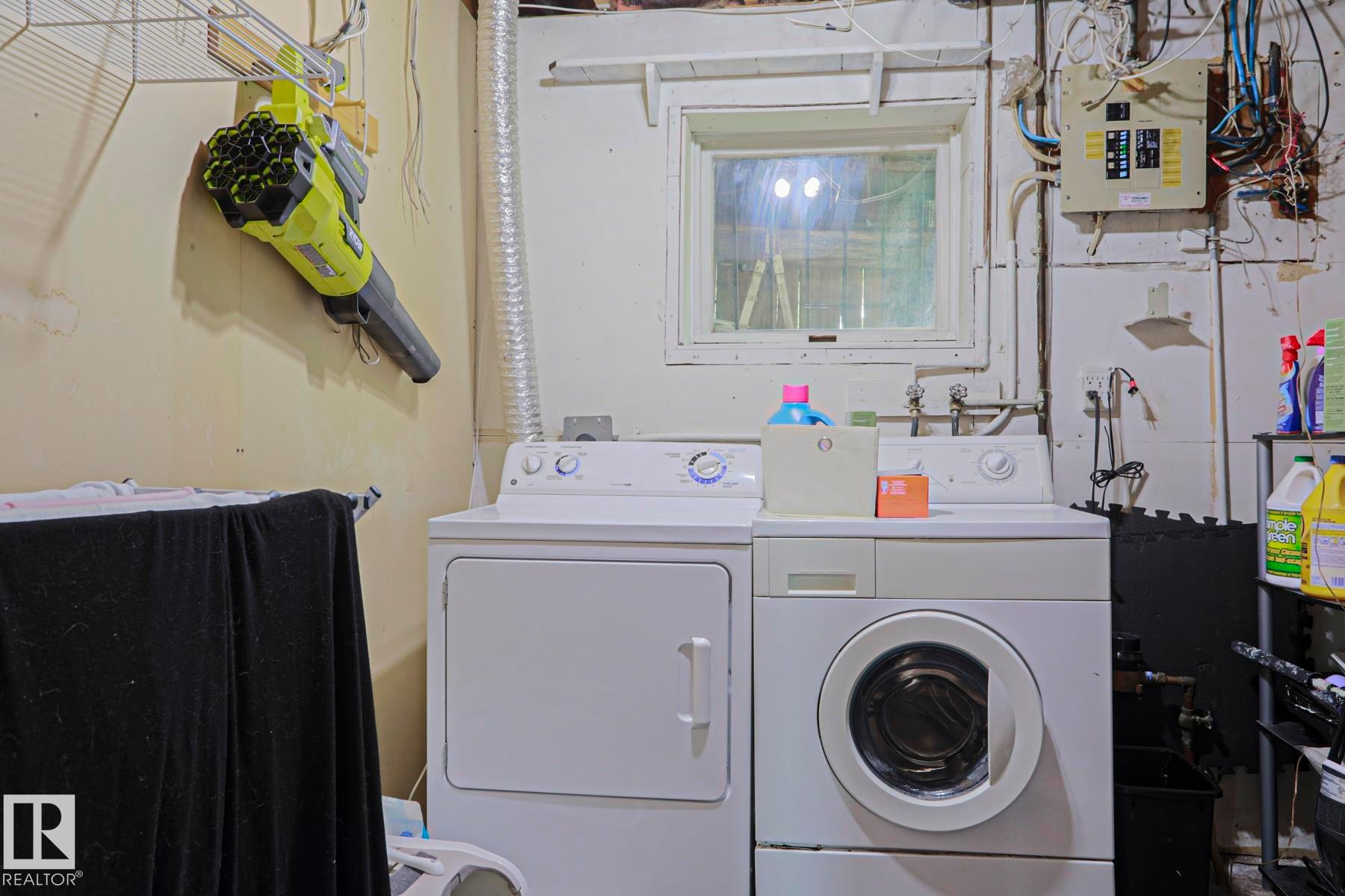 Laundry area featuring a window, washer, and dryer - 2007 67 Street, Edmonton, AB