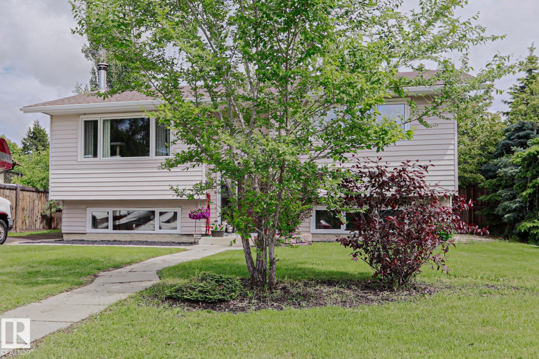 Split-level residence featuring light-colored horizontal siding and white trim - 2007 67 Street, Edmonton, AB