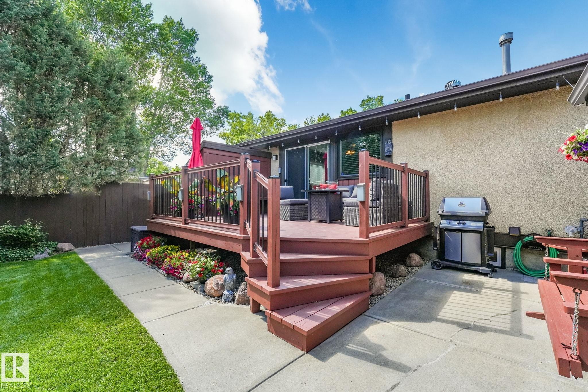Multi-level wooden deck featuring a built-in railing system - 17237 104 Street, Edmonton, AB