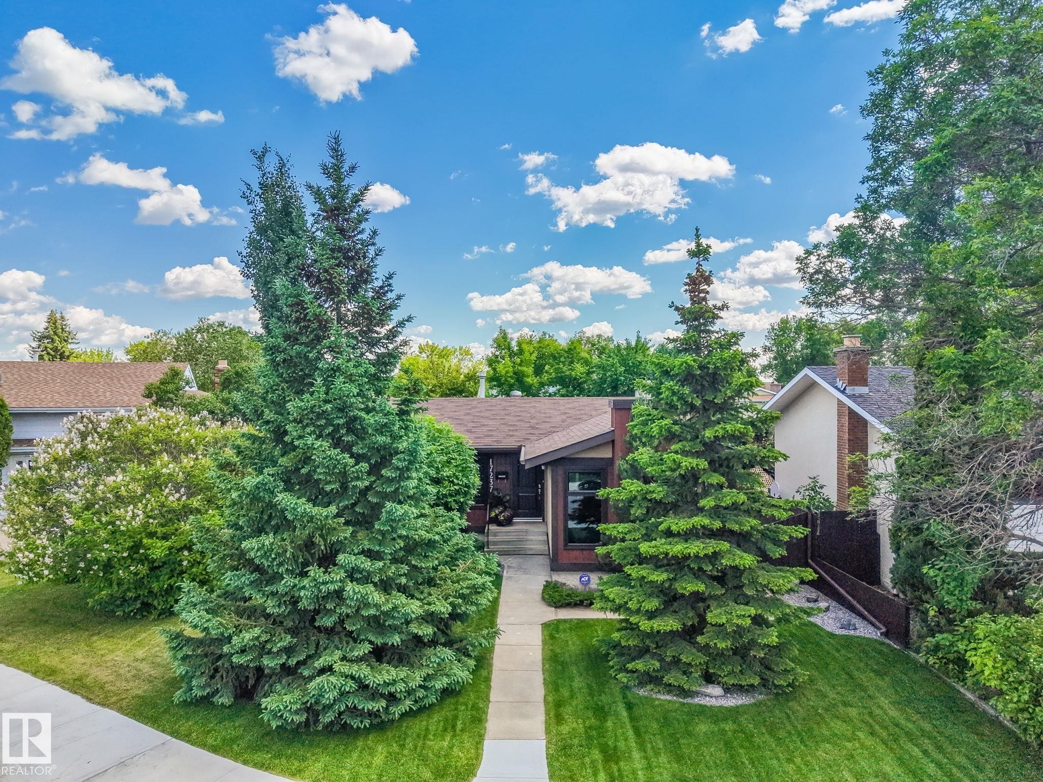 Single-story residence featuring a brown shingle roof and a front entry with a dark door - 17237 104 Street, Edmonton, AB