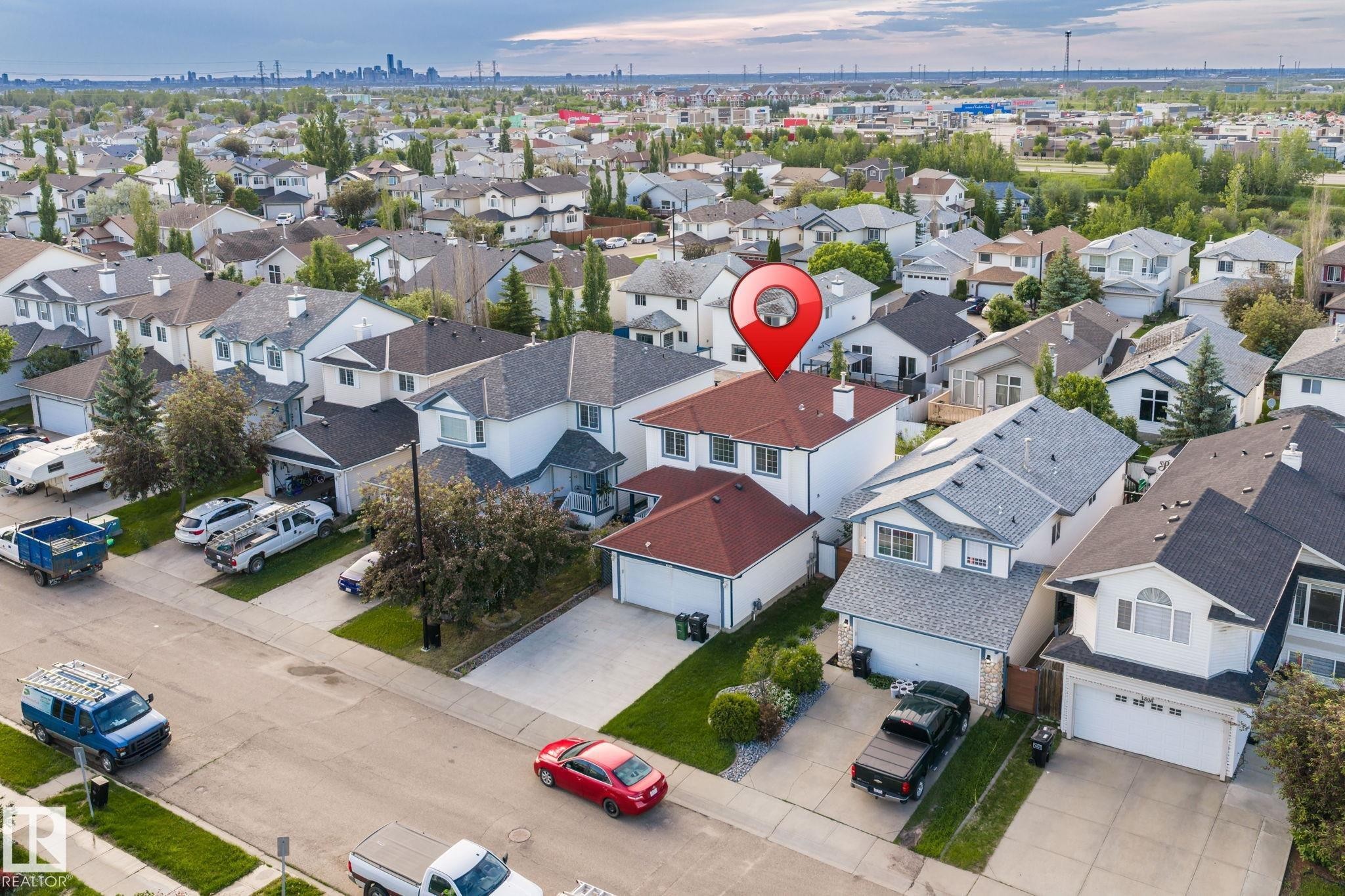 Residential neighborhood featuring detached properties with varying rooflines and exterior finishes - 1906 37B Av Nw, Edmonton, AB - Outdoor With View