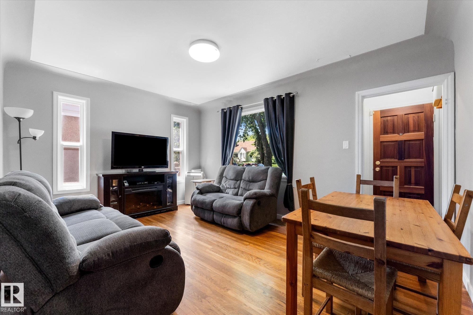 11727 129 Street Nw, Edmonton, AB - Indoor Photo Showing Living Room