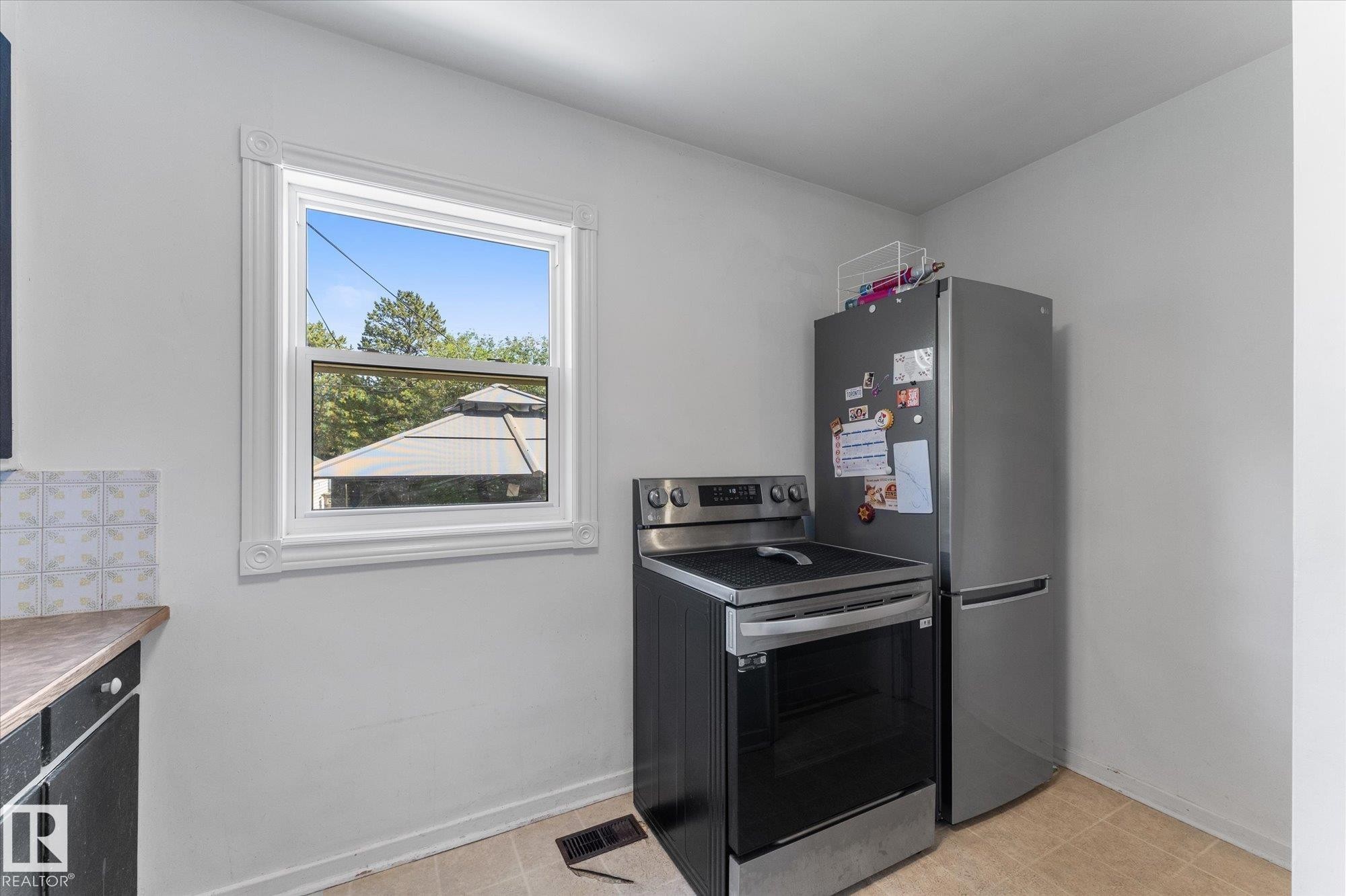 11727 129 Street Nw, Edmonton, AB - Indoor Photo Showing Kitchen