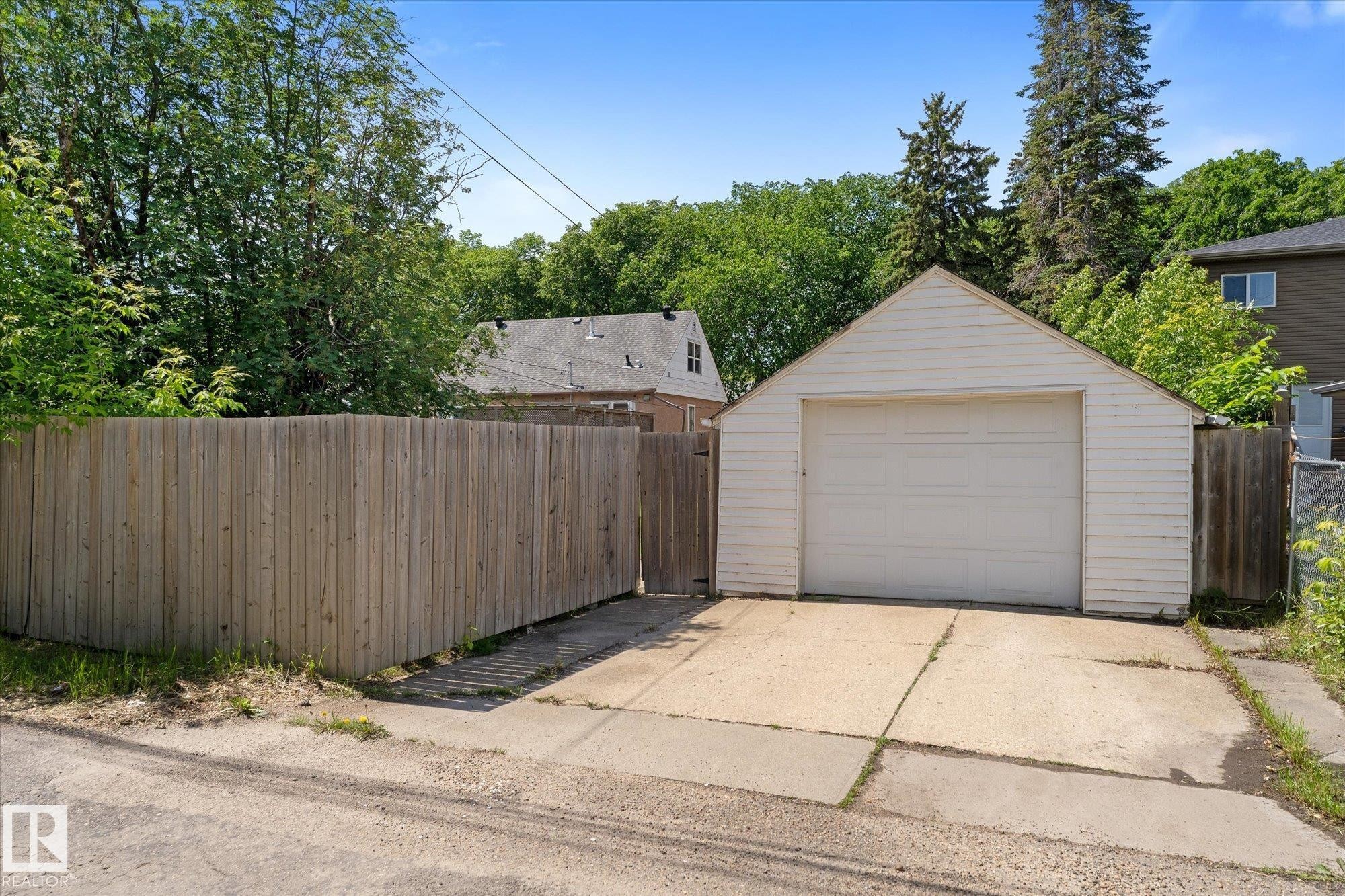 11727 129 Street Nw, Edmonton, AB - Outdoor