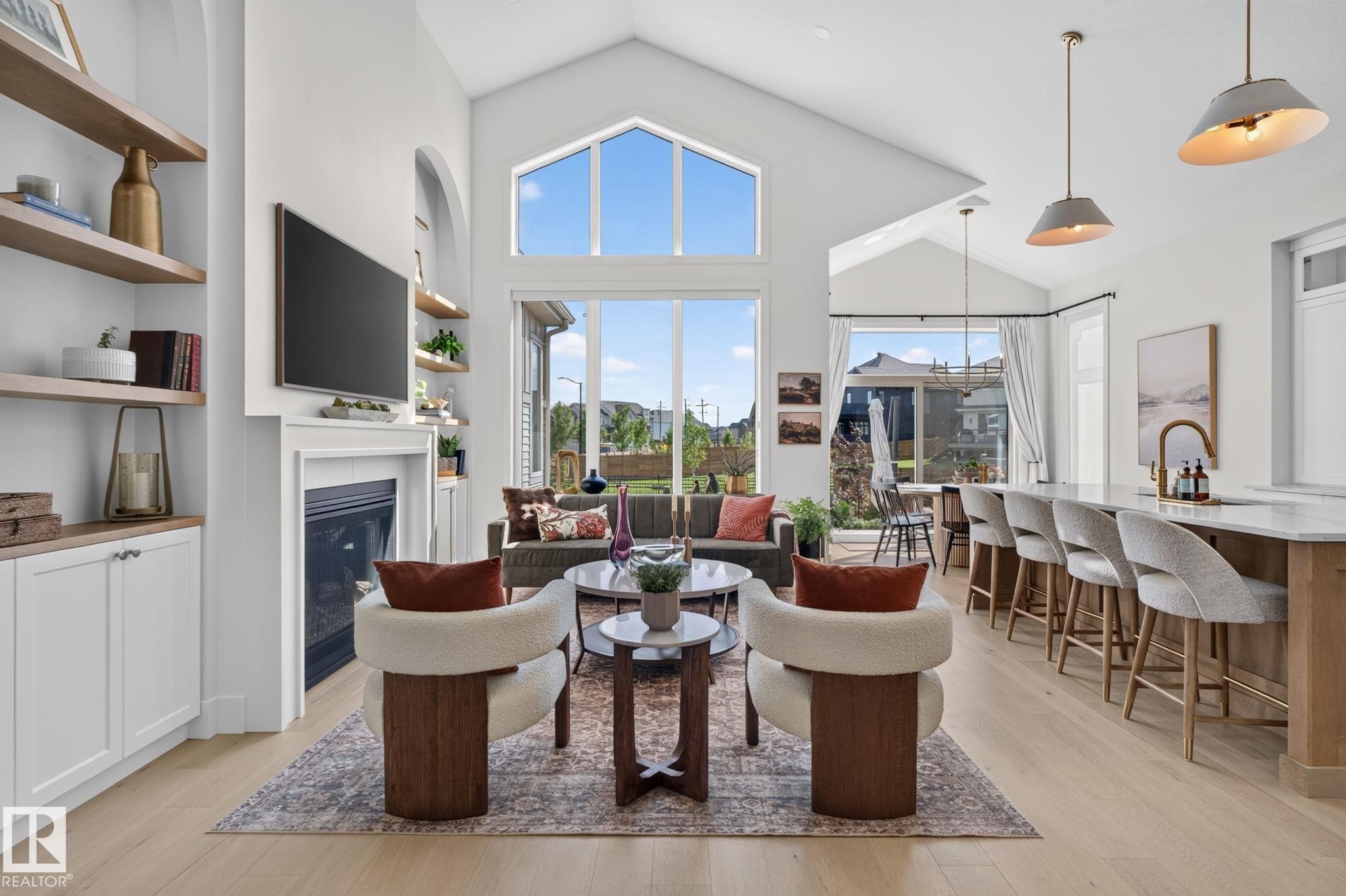 Vaulted ceilings with an arched transom window - 14 Jane Point(E), St. Albert, AB