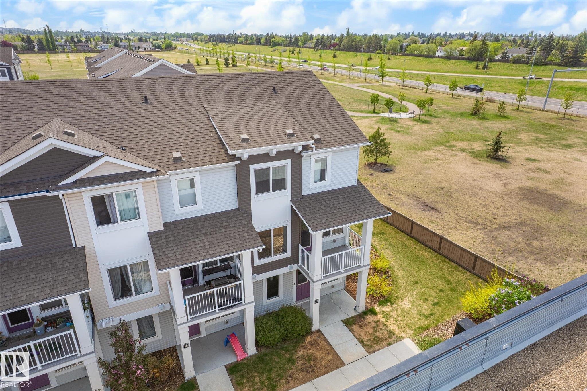 Multi-level townhouse featuring a contemporary exterior with varied siding textures and colors - 47 330 Bulyea Road, Edmonton, AB - Outdoor