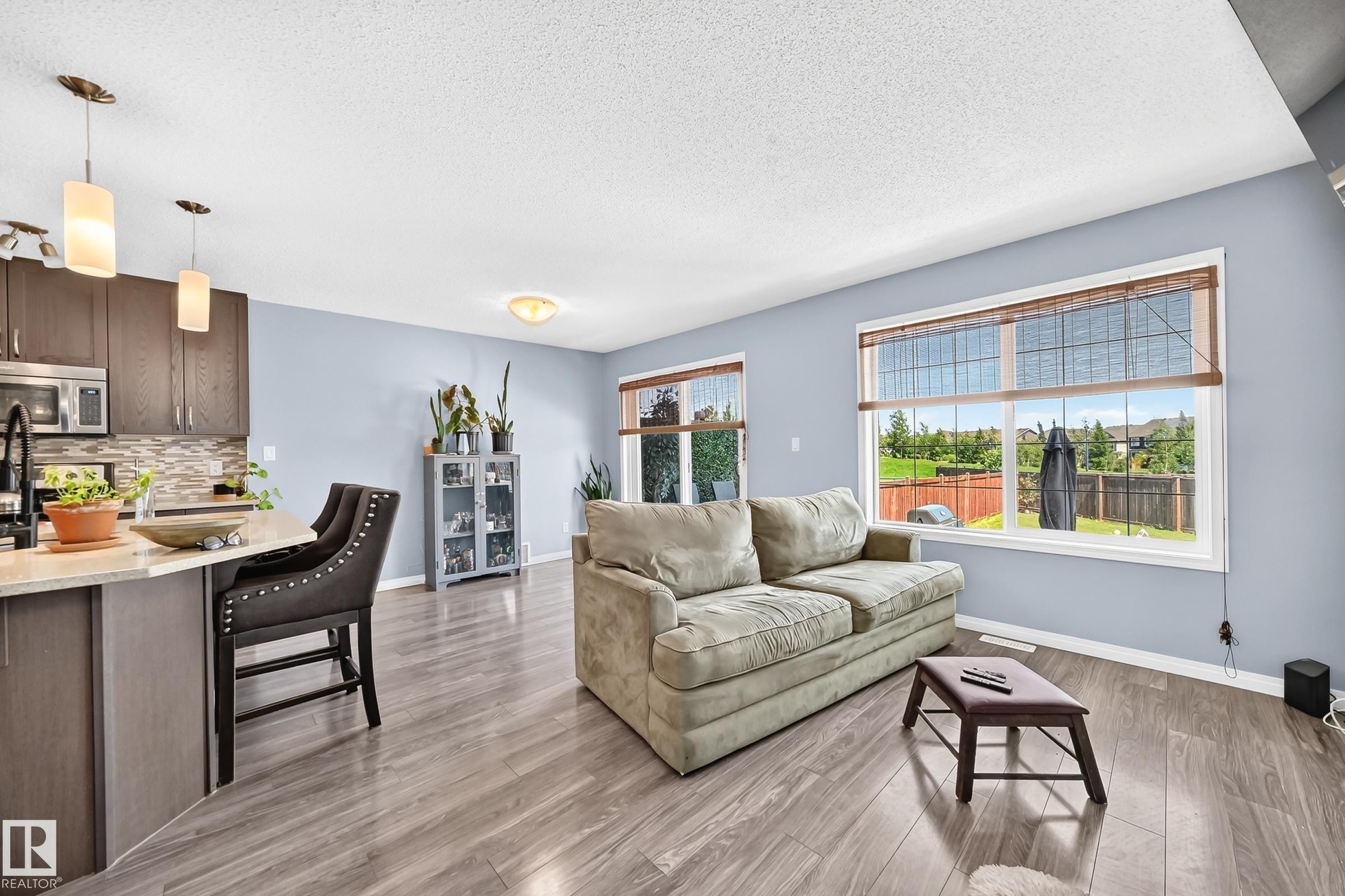 2305 68 Street Sw, Edmonton, AB - Indoor Photo Showing Living Room