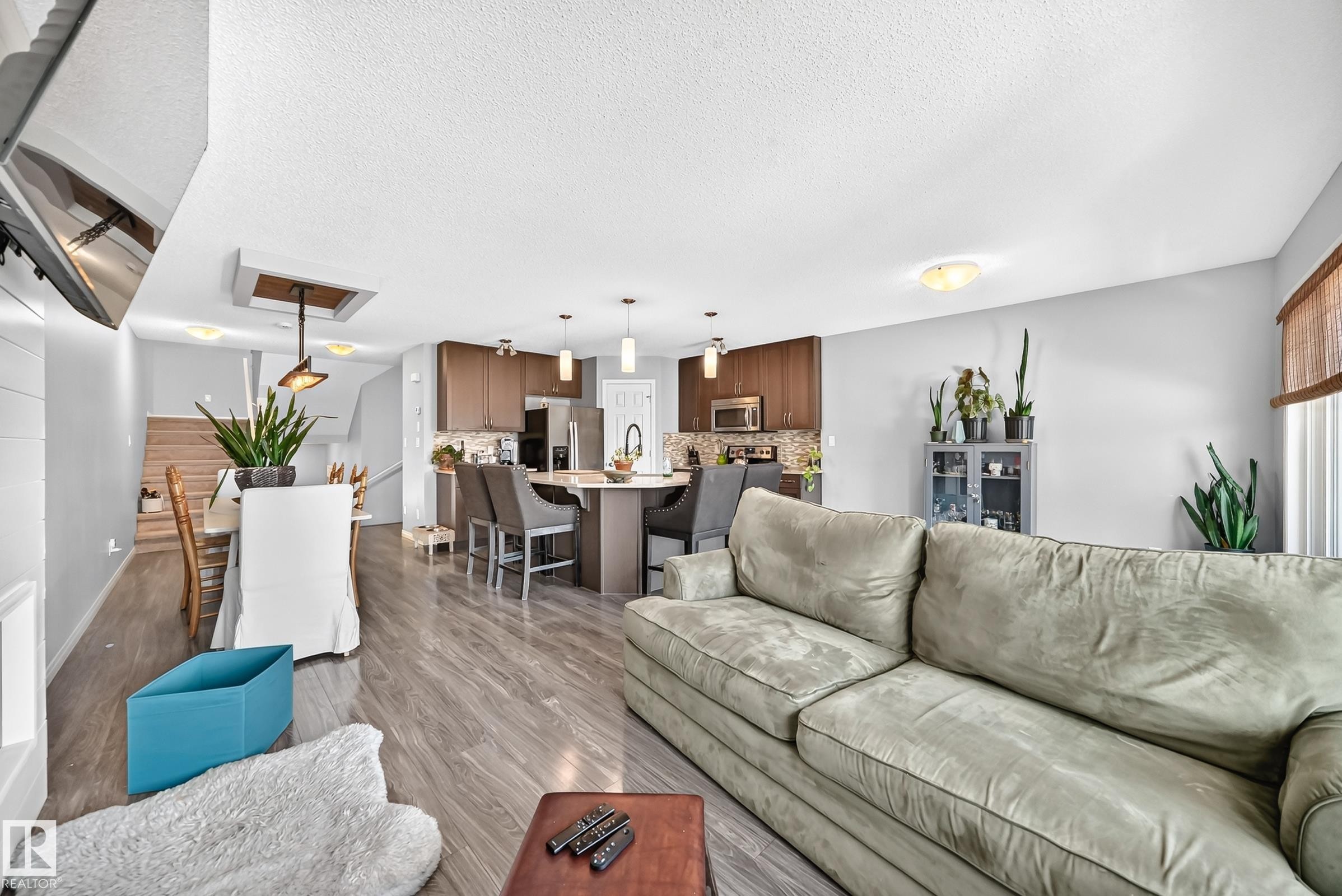 2305 68 Street Sw, Edmonton, AB - Indoor Photo Showing Living Room