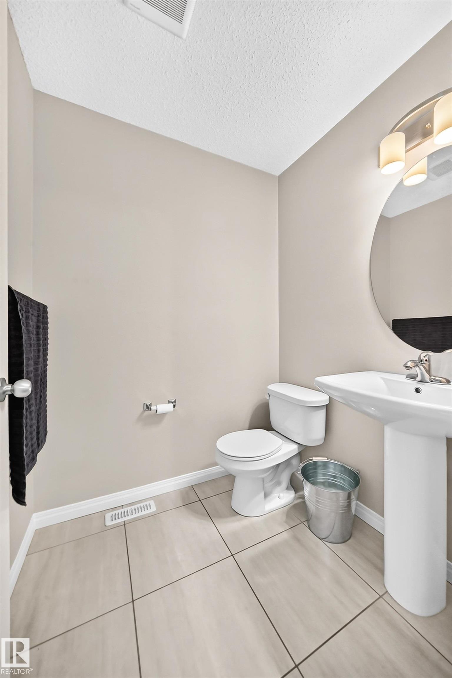 2305 68 Street Sw, Edmonton, AB - Indoor Photo Showing Bathroom