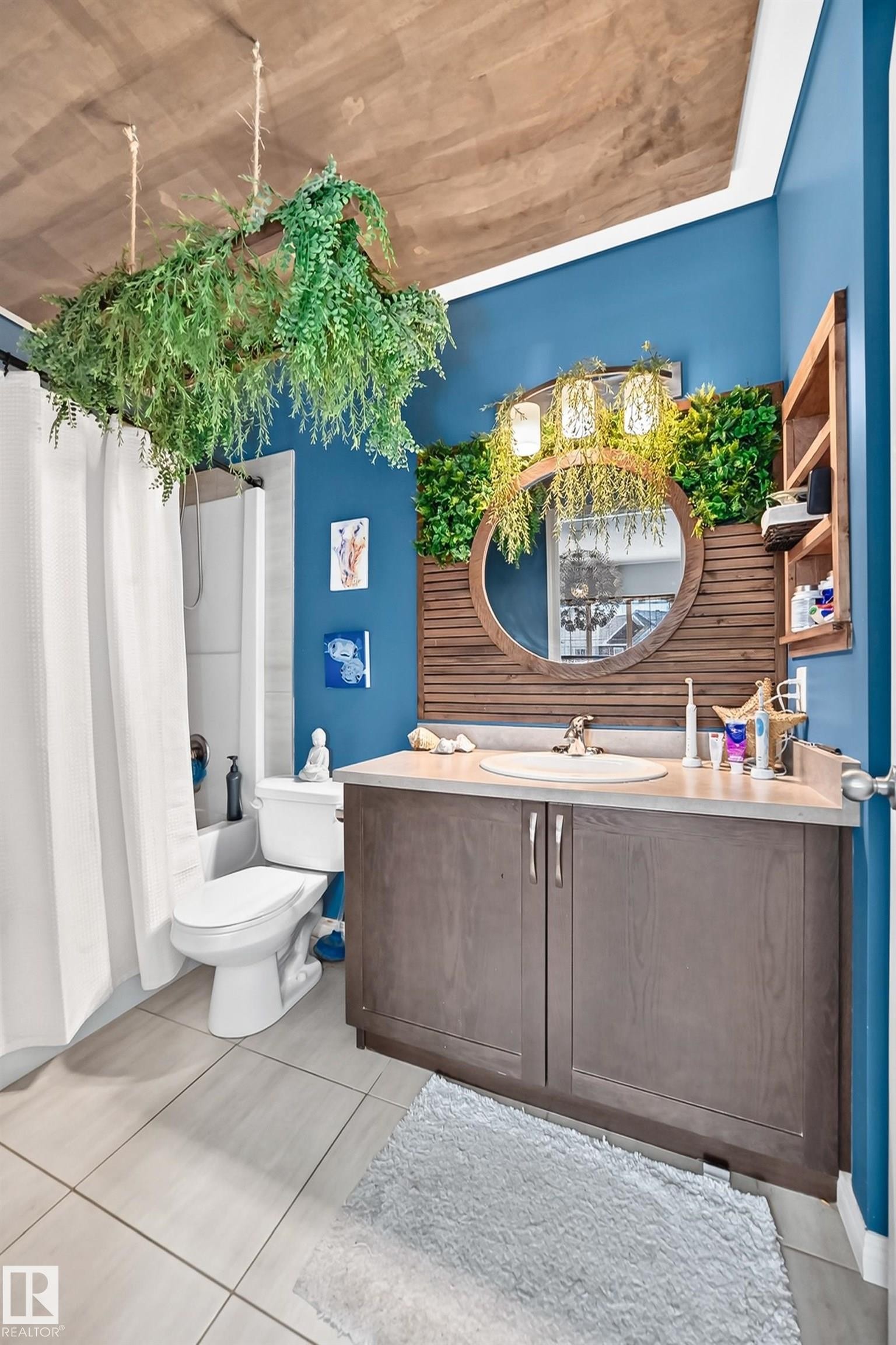 2305 68 Street Sw, Edmonton, AB - Indoor Photo Showing Bathroom