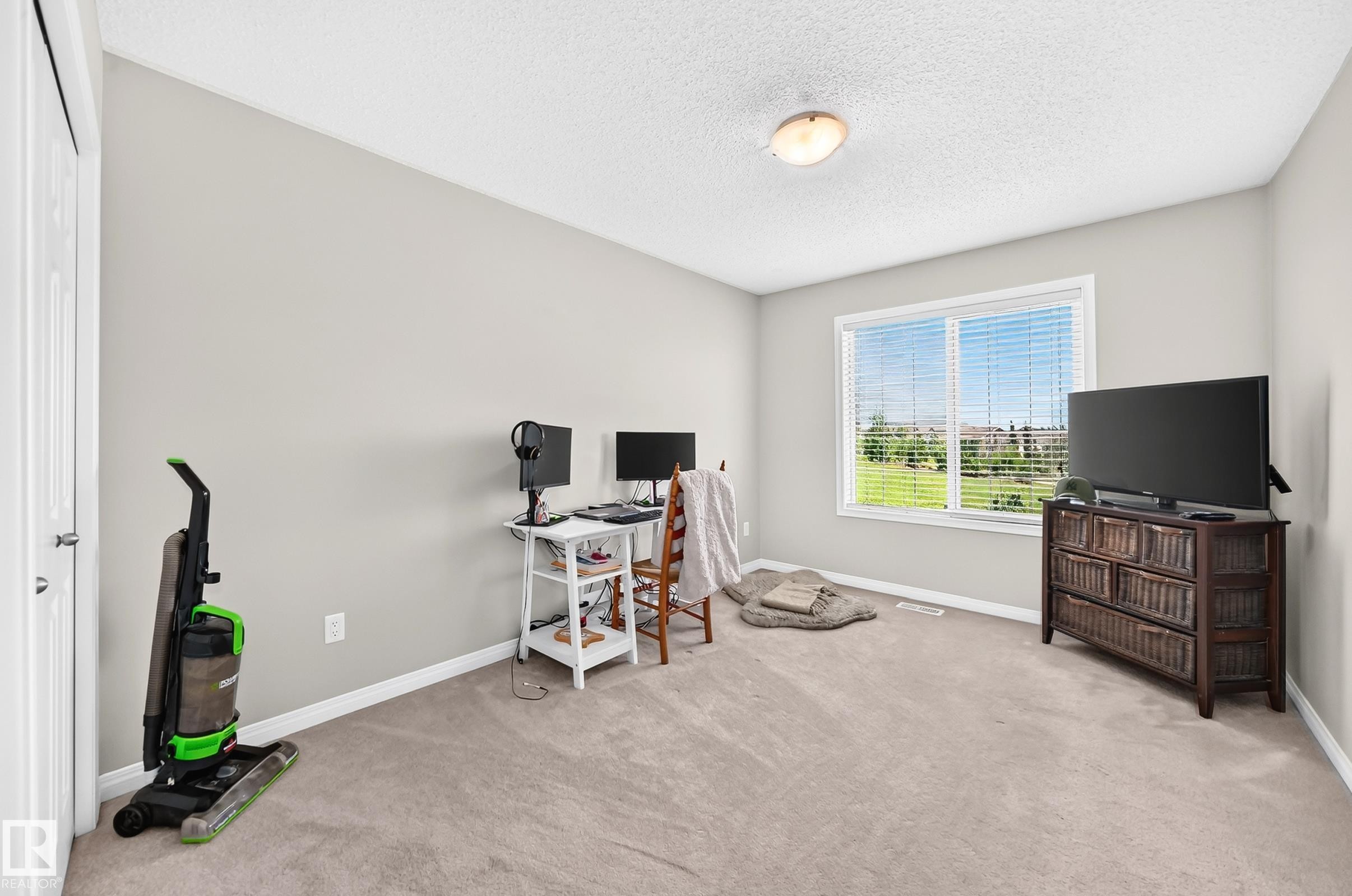 2305 68 Street Sw, Edmonton, AB - Indoor Photo Showing Other Room